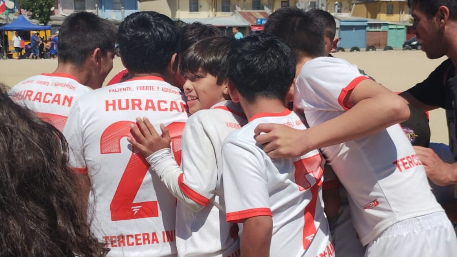 Niños quedaron vestidos en la cancha en partido de liga infantil en Concepción: Árbitro no llegó
