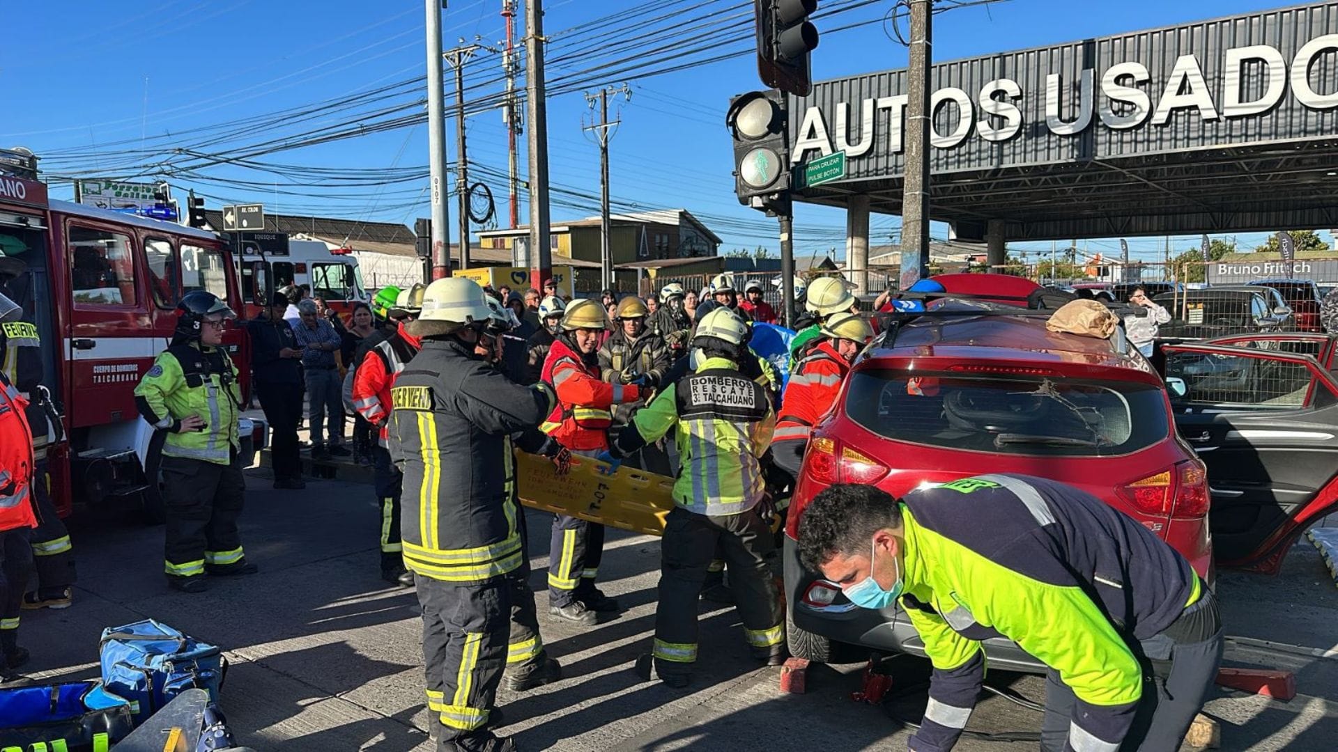 Talcahuano: Reportan colisión entre vehículo menor y taxibus en cruce higueras
