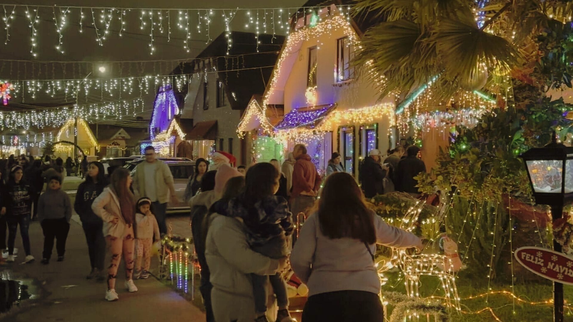 La historia del asombroso “Pasaje Navideño” en Talcahuano: Decoran y comparten en comunidad
