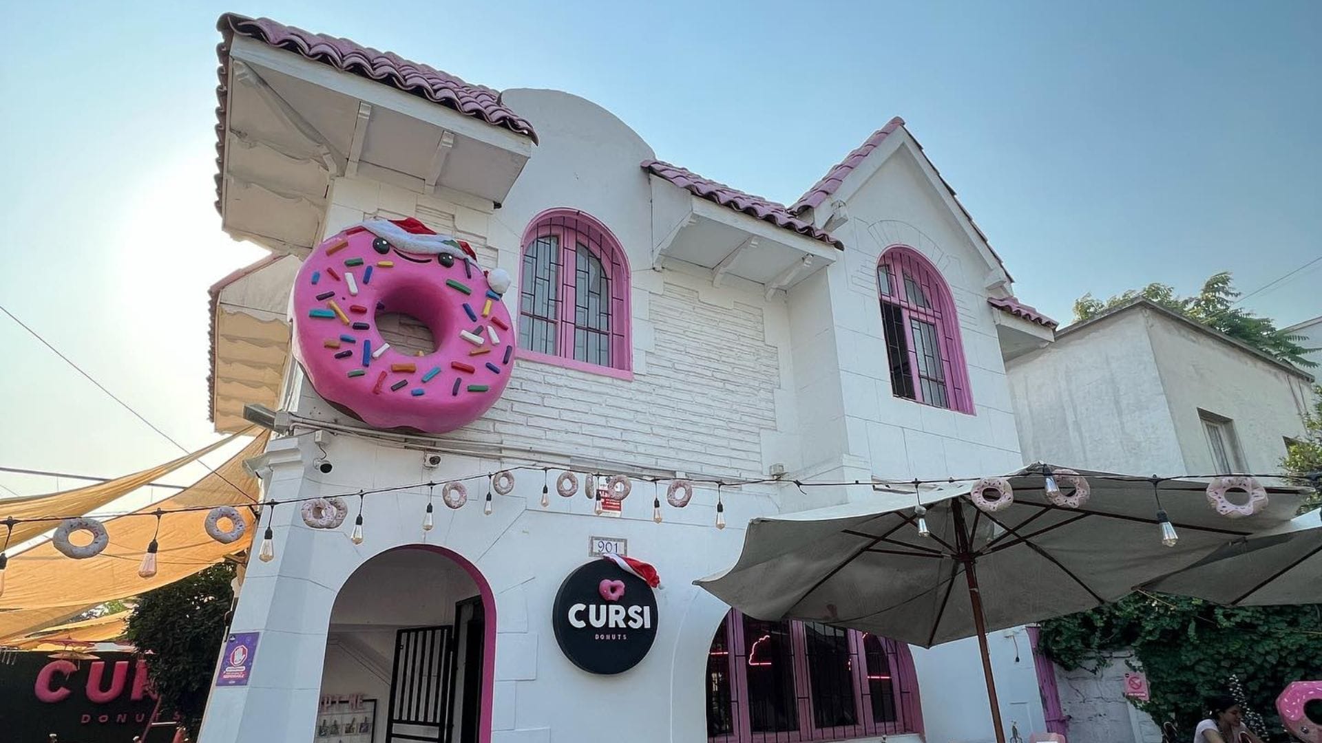 Cursi Donuts: El local de donas que fue clausurado por pintar casa patrimonial de rosado