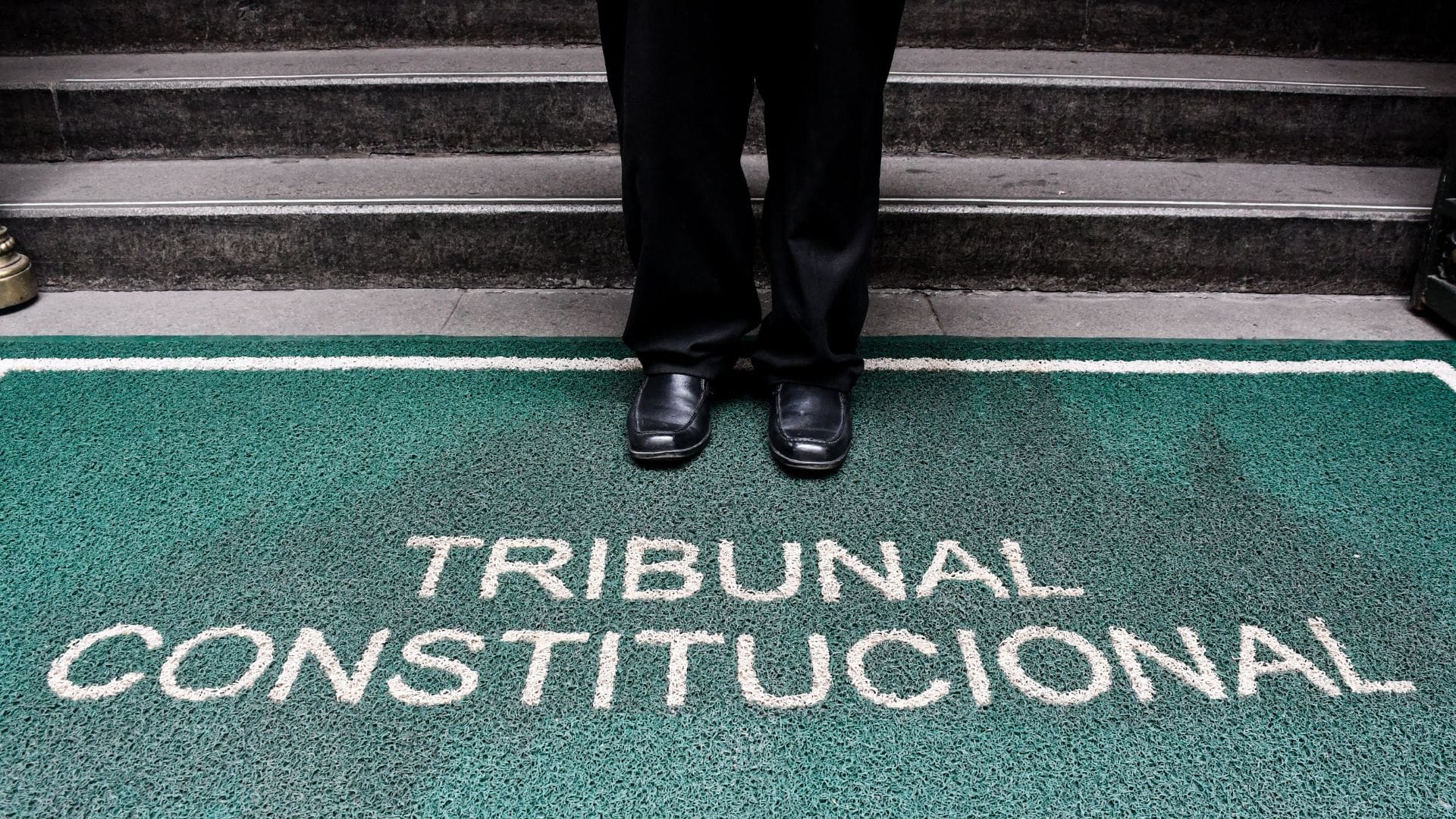 Editorial: Puede ser legal, pero es inmoral que a los ministros del Tribunal Constitucional les suban el sueldo 3,5 millones de pesos