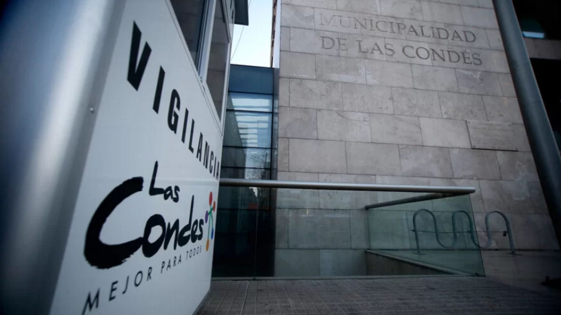 Director de Corporación Cultural de Las Condes quedó con medida cautelar tras ser acusado de cometer abuso sexual
