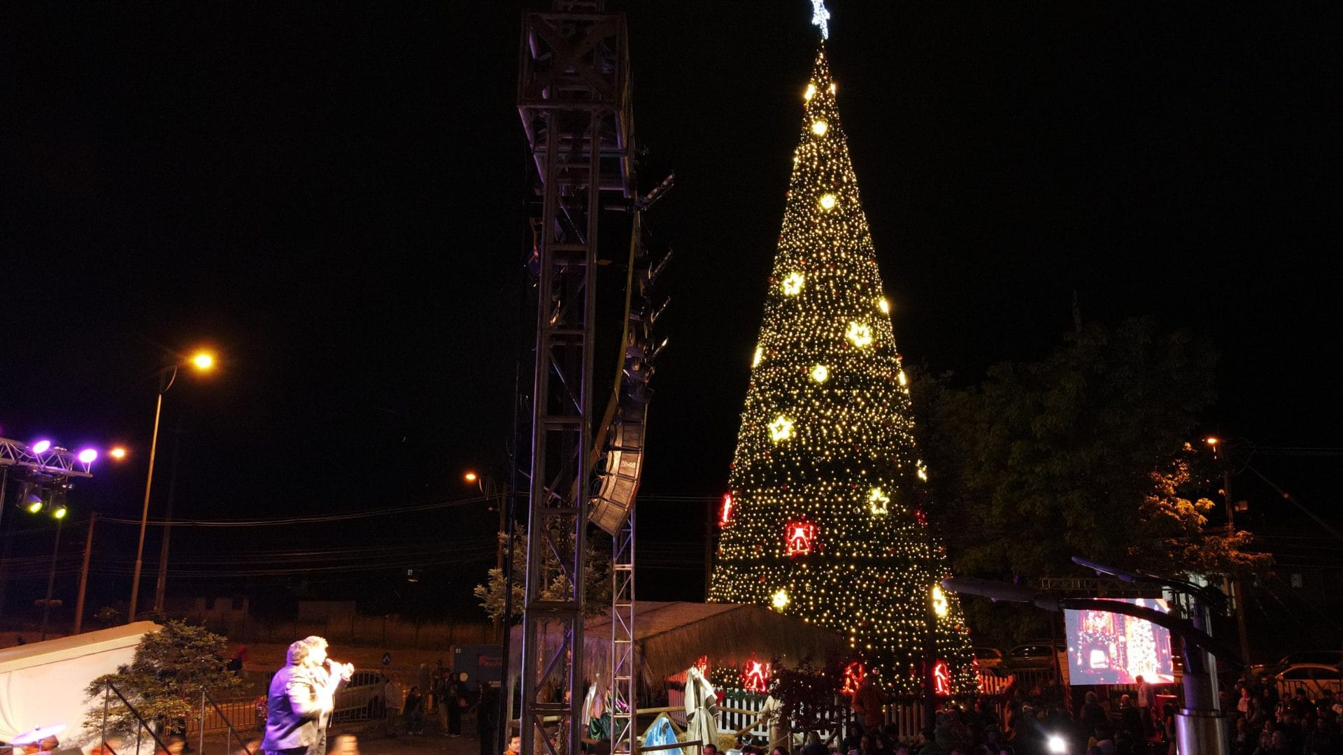 Chiguayante inicia mes de la Navidad con una gran fiesta y encendido de un árbol de 20 metros
