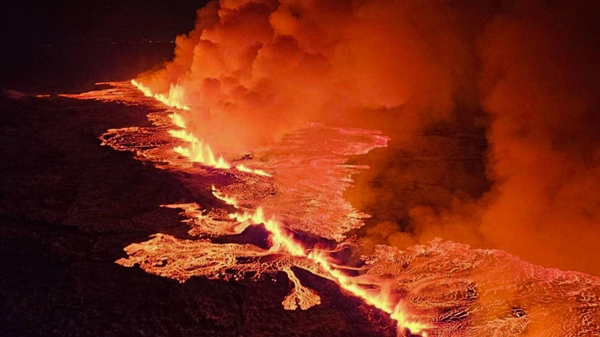Impresionante erupción de volcán Grindavík al noreste de Islandia