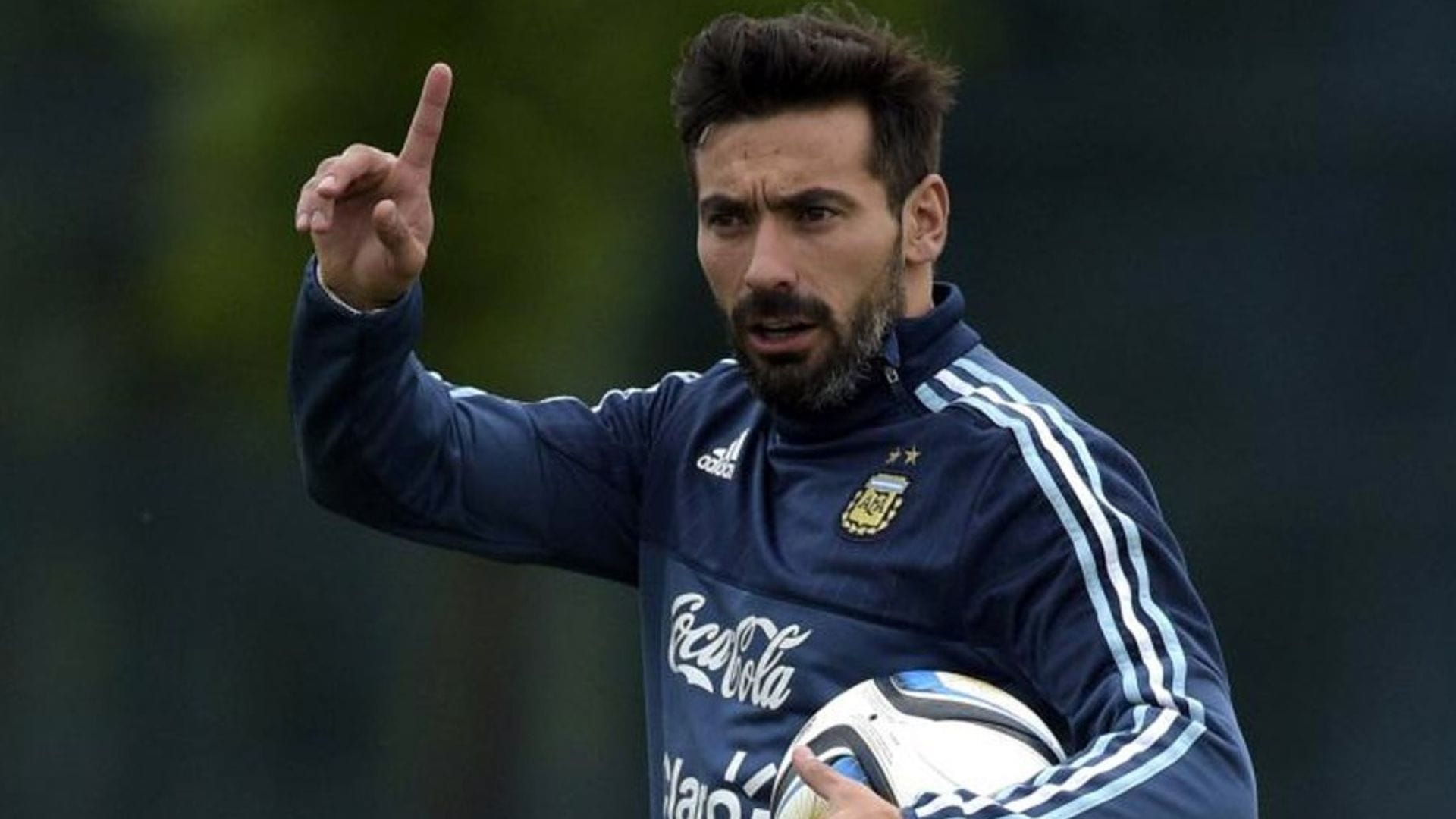 Investigan si fue apuñalado: Exfutbolista argentino Ezequiel Lavezzi está internado tras grave incidente