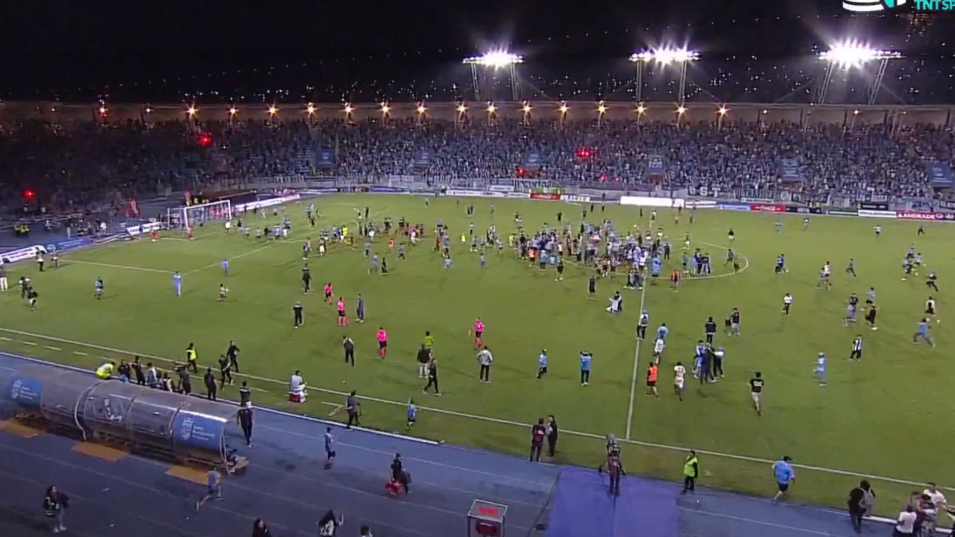 Invasión en la algarabía del ascenso: Hinchas de Deportes Iquique se metieron a la cancha tras ganar los penales