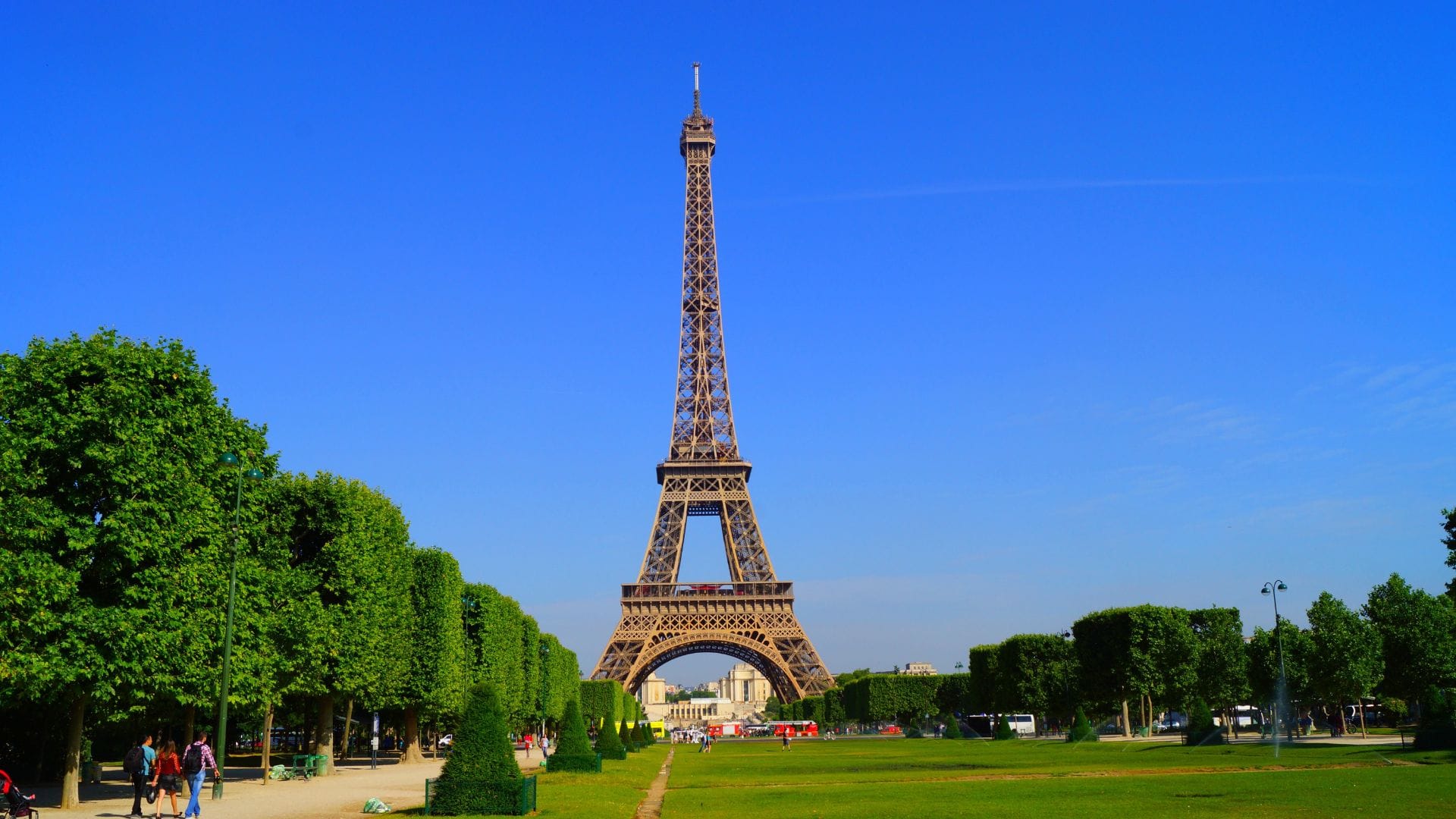 Francia planea sancionar a padres de menores de edad que cometan delitos