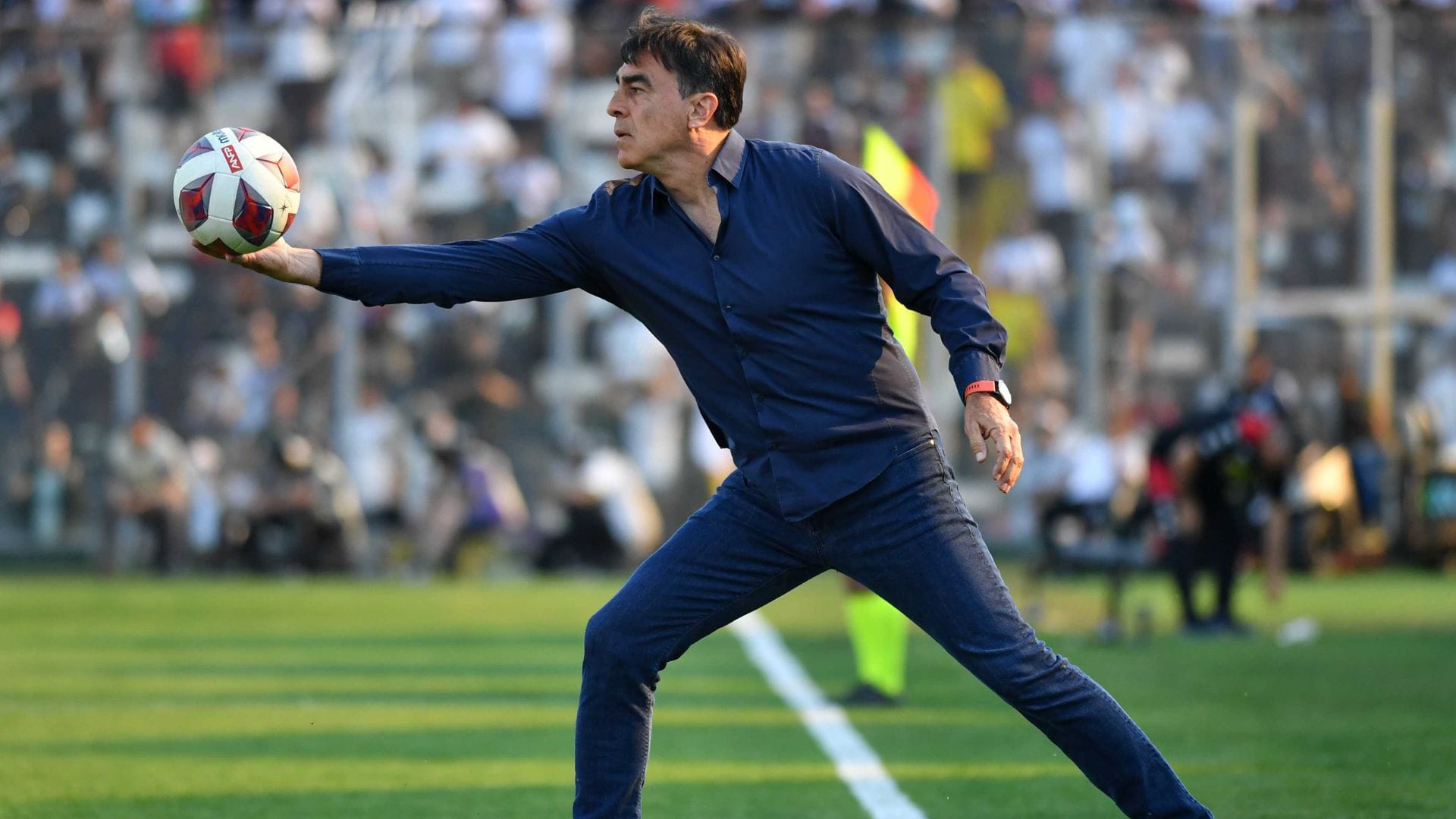 ¡No va más! Blanco y Negro confirma el adiós de Gustavo Quinteros en Colo Colo