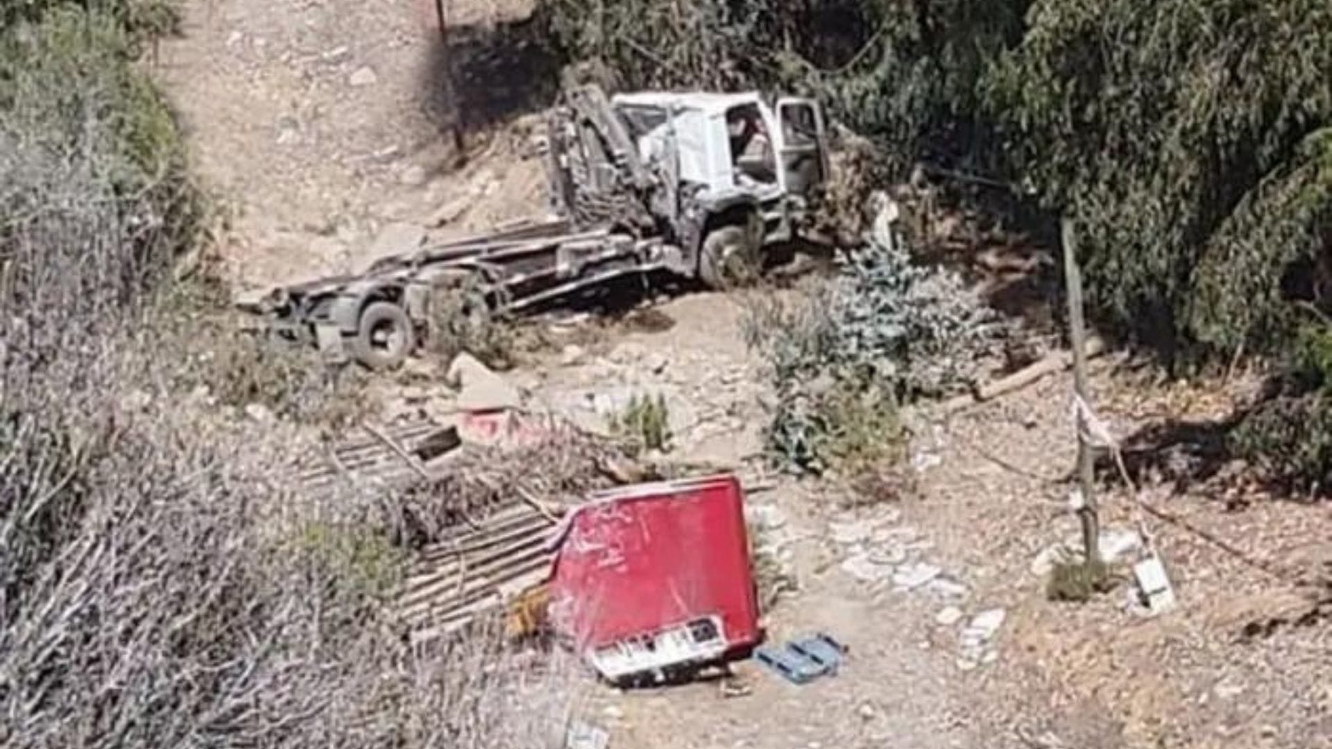 Copiloto alcanzó a saltar: Chofer de 35 años falleció tras desbarrancamiento de camión en cuesta de Illapel