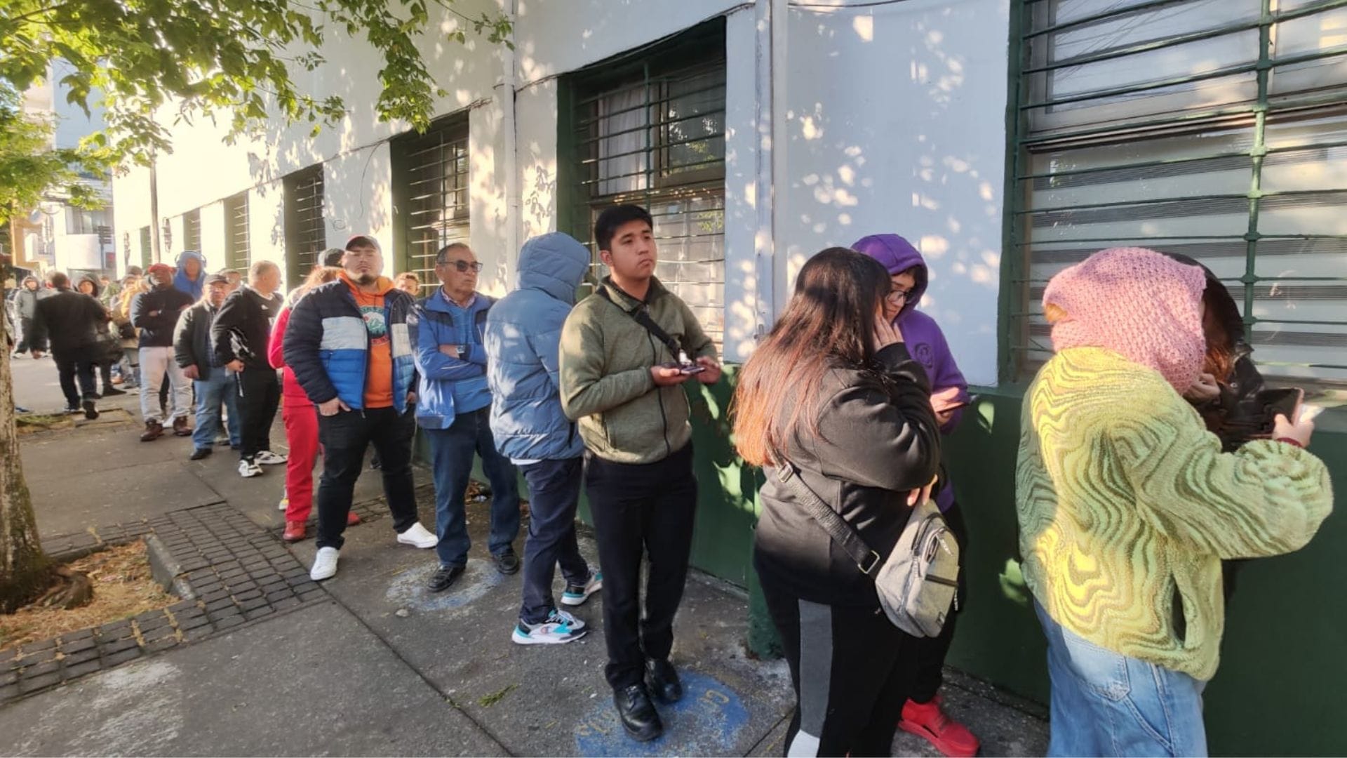 Largas filas en comisarías de Concepción para excusarse por no votar en plebiscito: ¿Cómo realizar el trámite?
