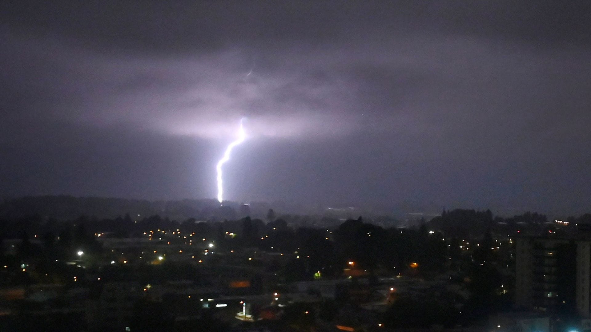 Emiten aviso y alerta meteorológica por tormenta eléctrica en el Biobío y otras 5 regiones