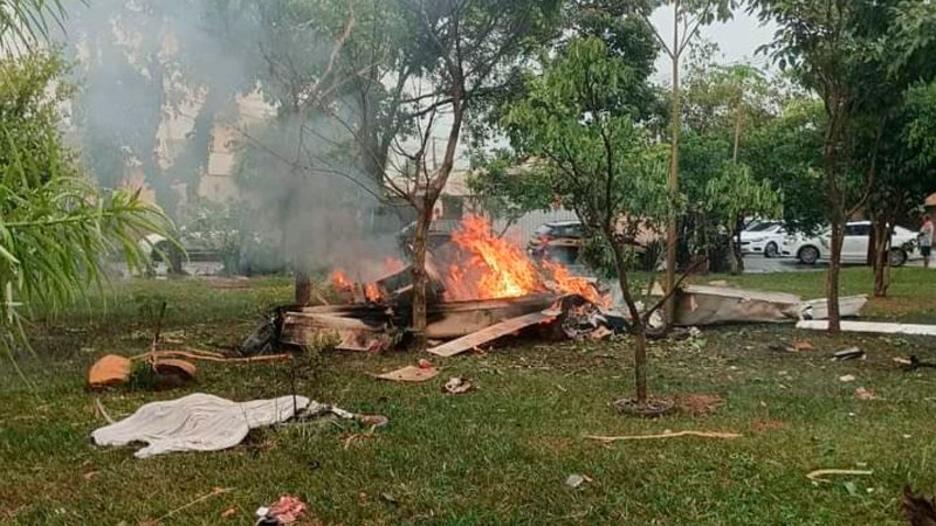Fatal accidente aéreo: Cuatro adultos y un niño mueren tras caída de avioneta en pleno barrio residencial de Brasil