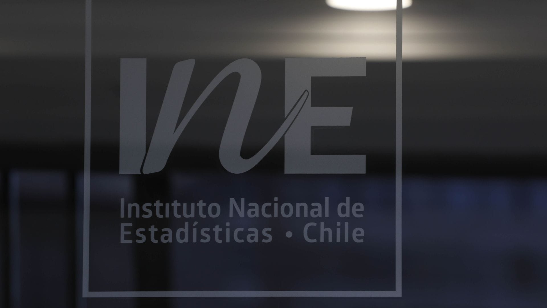 Editorial: El INE lo intenta, pero no va al mismo ritmo que los hábitos de consumo de los chilenos