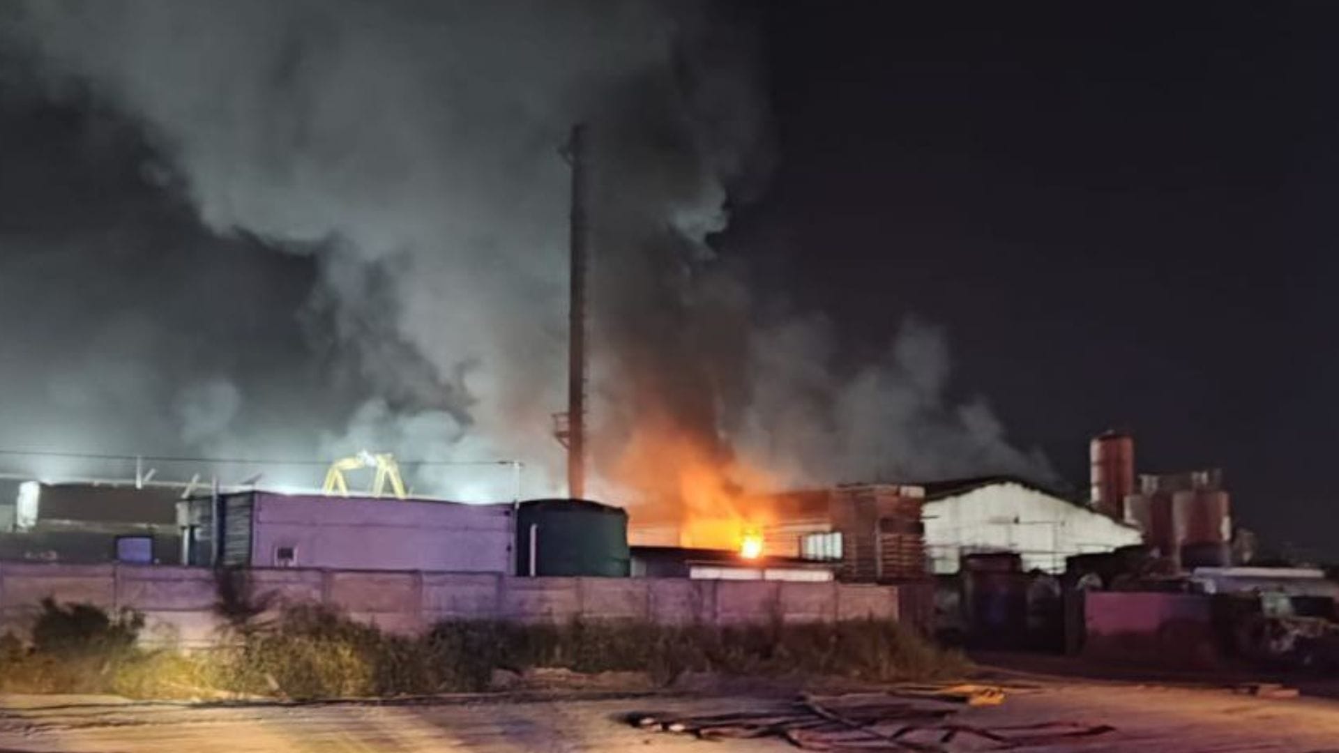 Incendio químico afectó a zona industrial en Penco