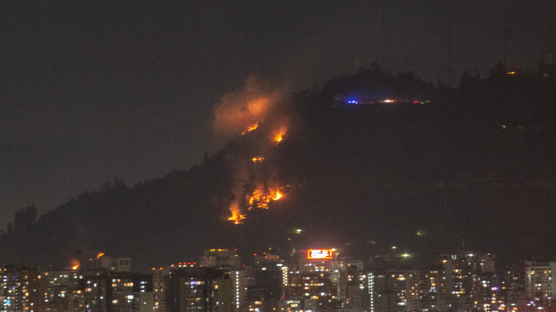 Incendio forestal afecta a Cerro San Cristóbal: Habrían tres focos de fuego