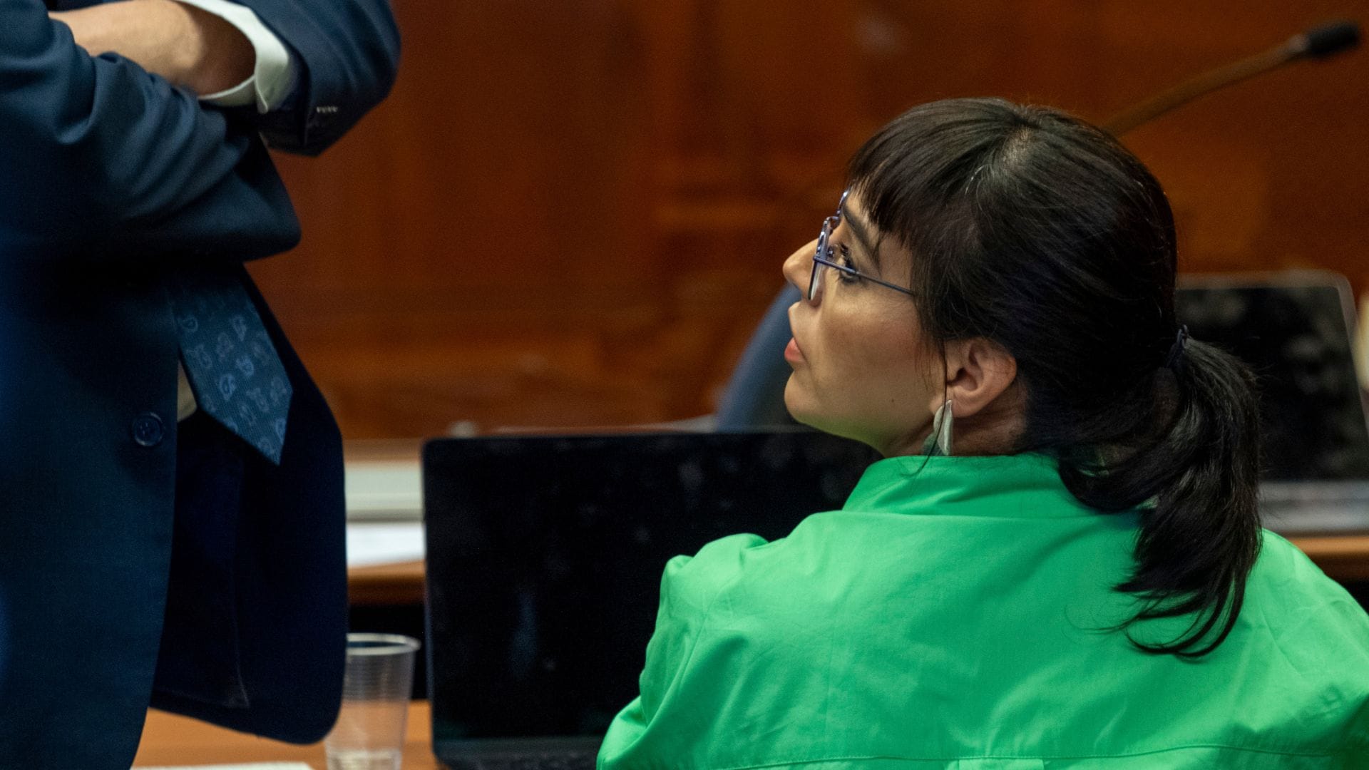 Dejan con arresto domiciliario nocturno y arraigo nacional a Karina Oliva: Le imputan presunto fraude de subvenciones
