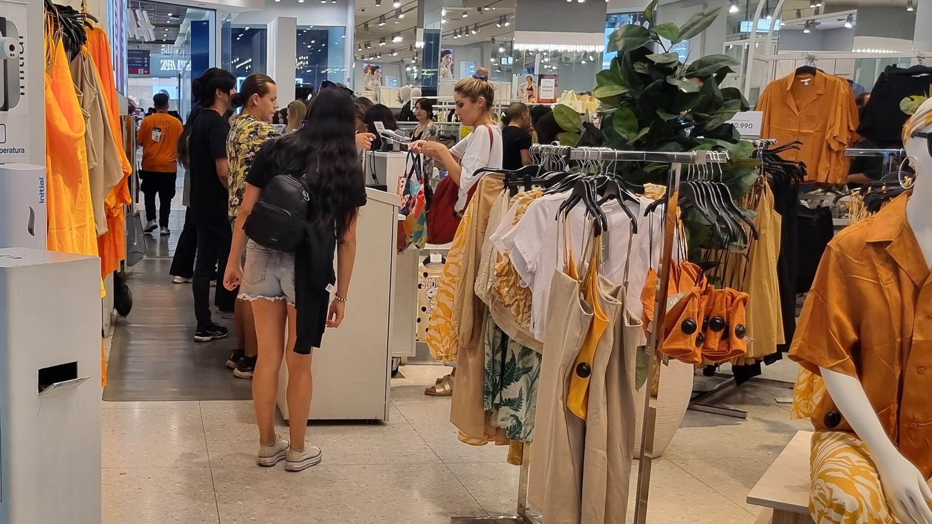 ¿Ideal para Navidad? Multitienda ofrece prendas entre 2 y 7 lucas en Concepción y todo Chile