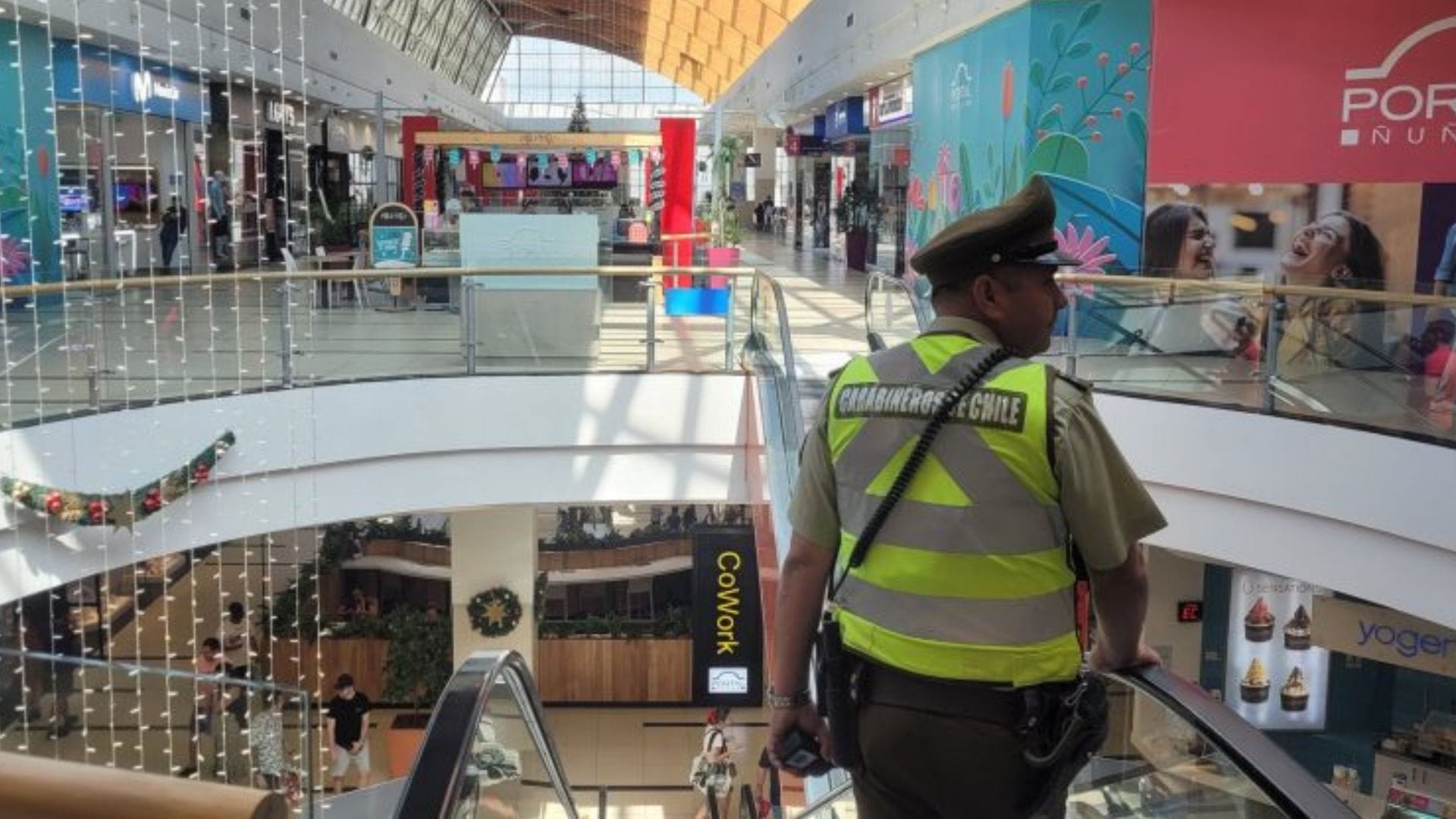 Huyeron en medio de una balacera: Roban tienda de tecnología en Portal Ñuñoa
