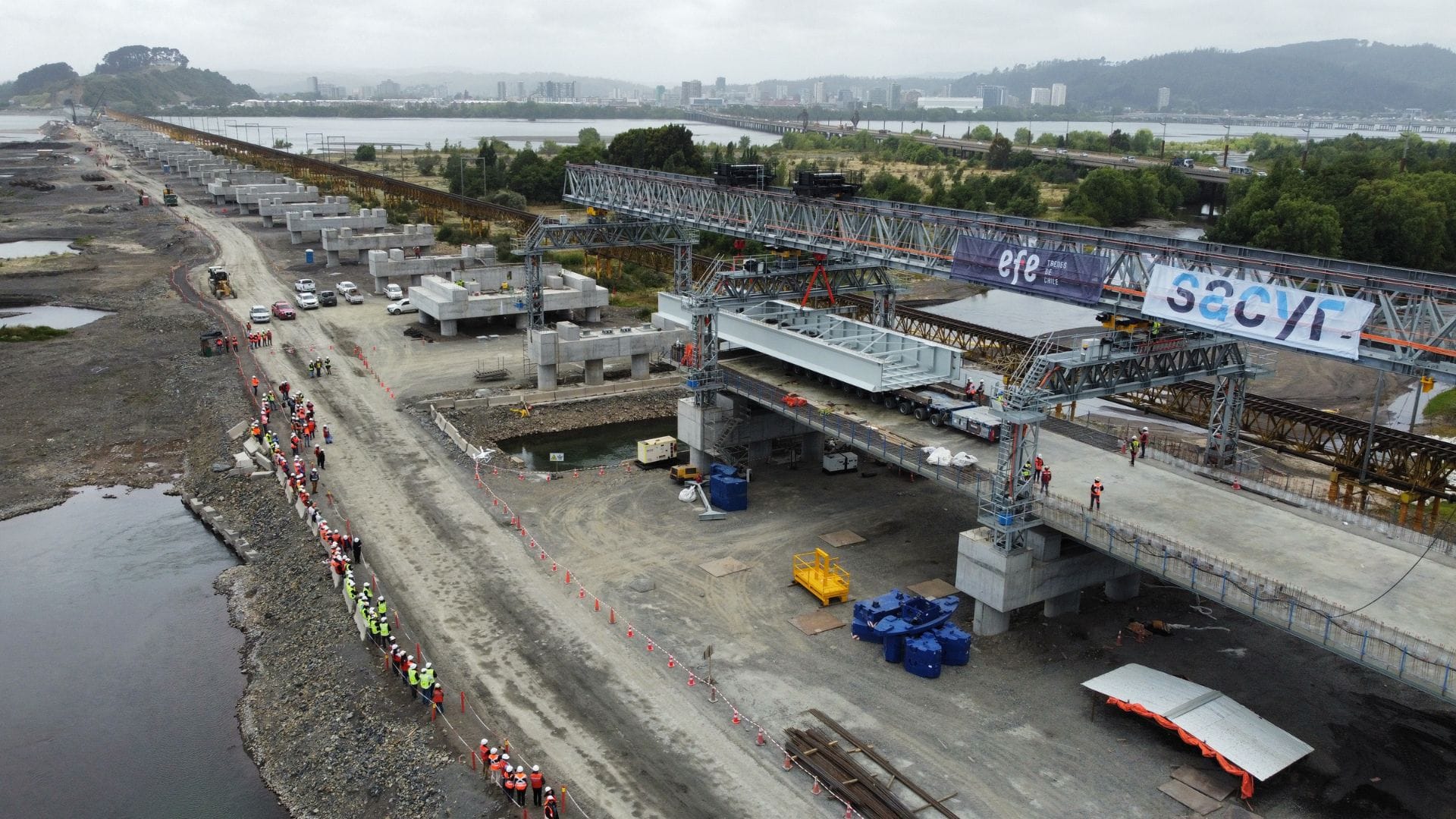 Con un lanzavigas: Construcción del Puente Ferroviario sobre el río Biobío alcanza un 30%
