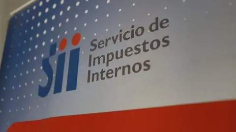 Funcionarios del SII son denunciados por eventual estafa piramidal: Fraude superaría los $180 millones