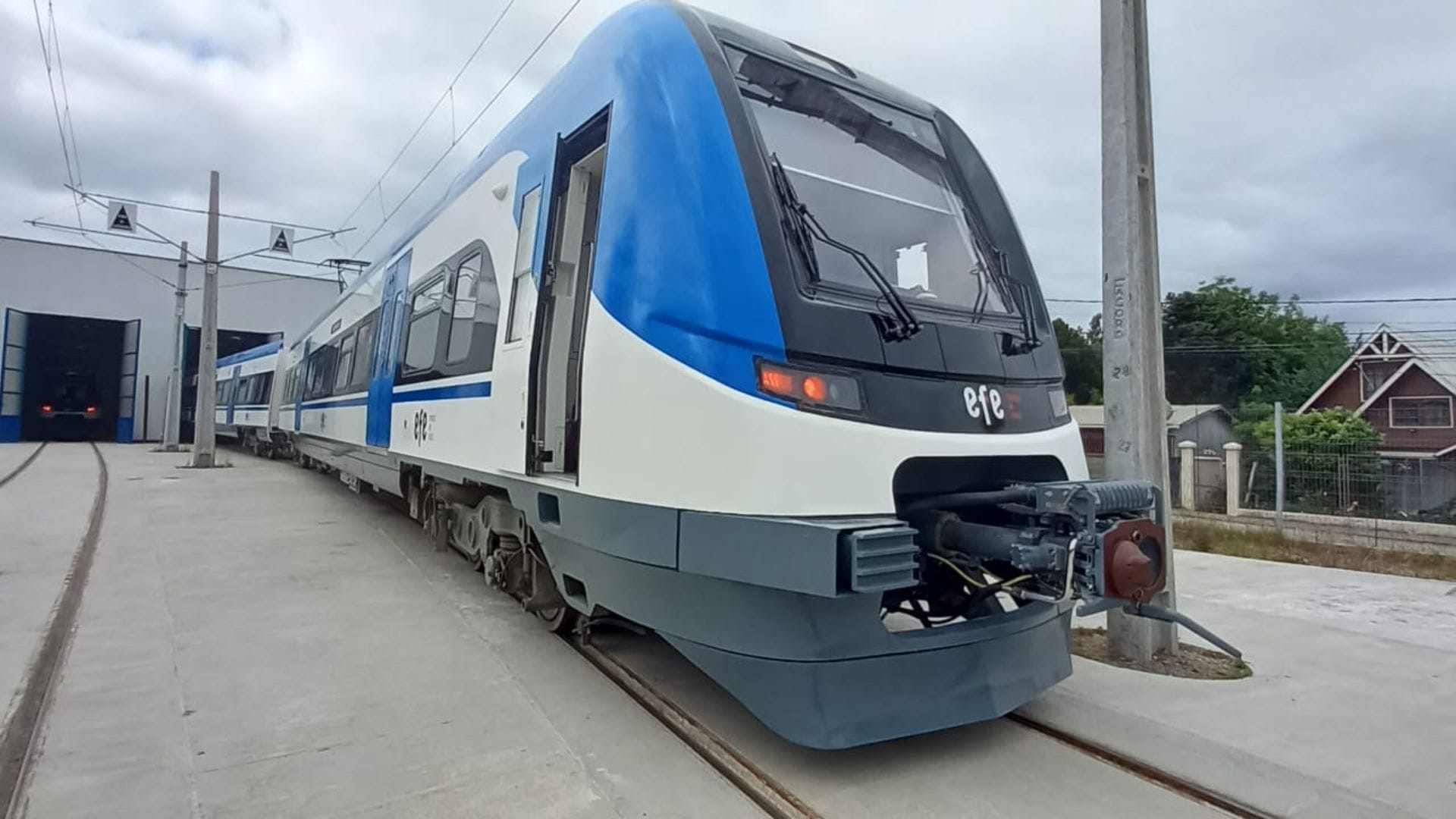 Reintegran el tren que sufrió graves daños tras fatal accidente en cruce Boca Sur en San Pedro de la Paz