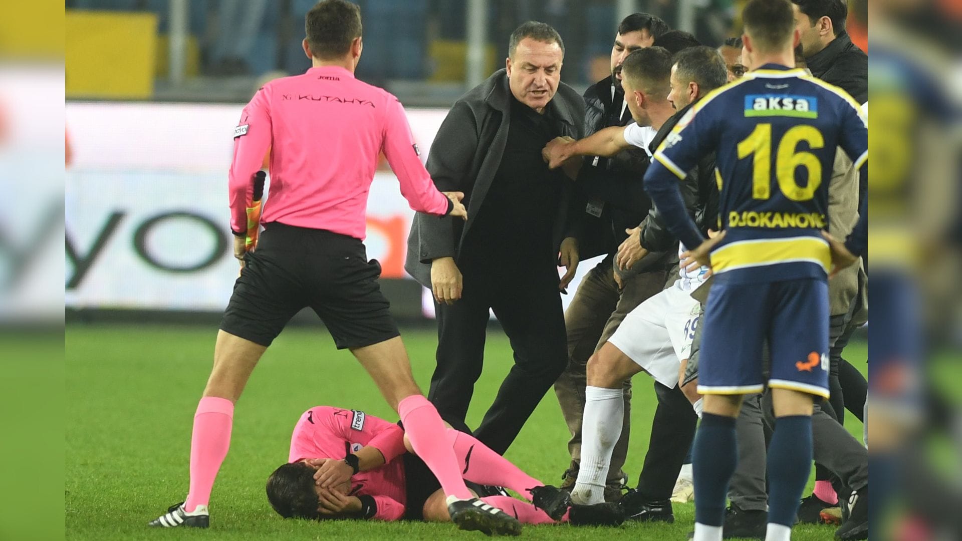 En prisión quedó el presidente de club de fútbol turco que agredió con un puñetazo en la cara a árbitro