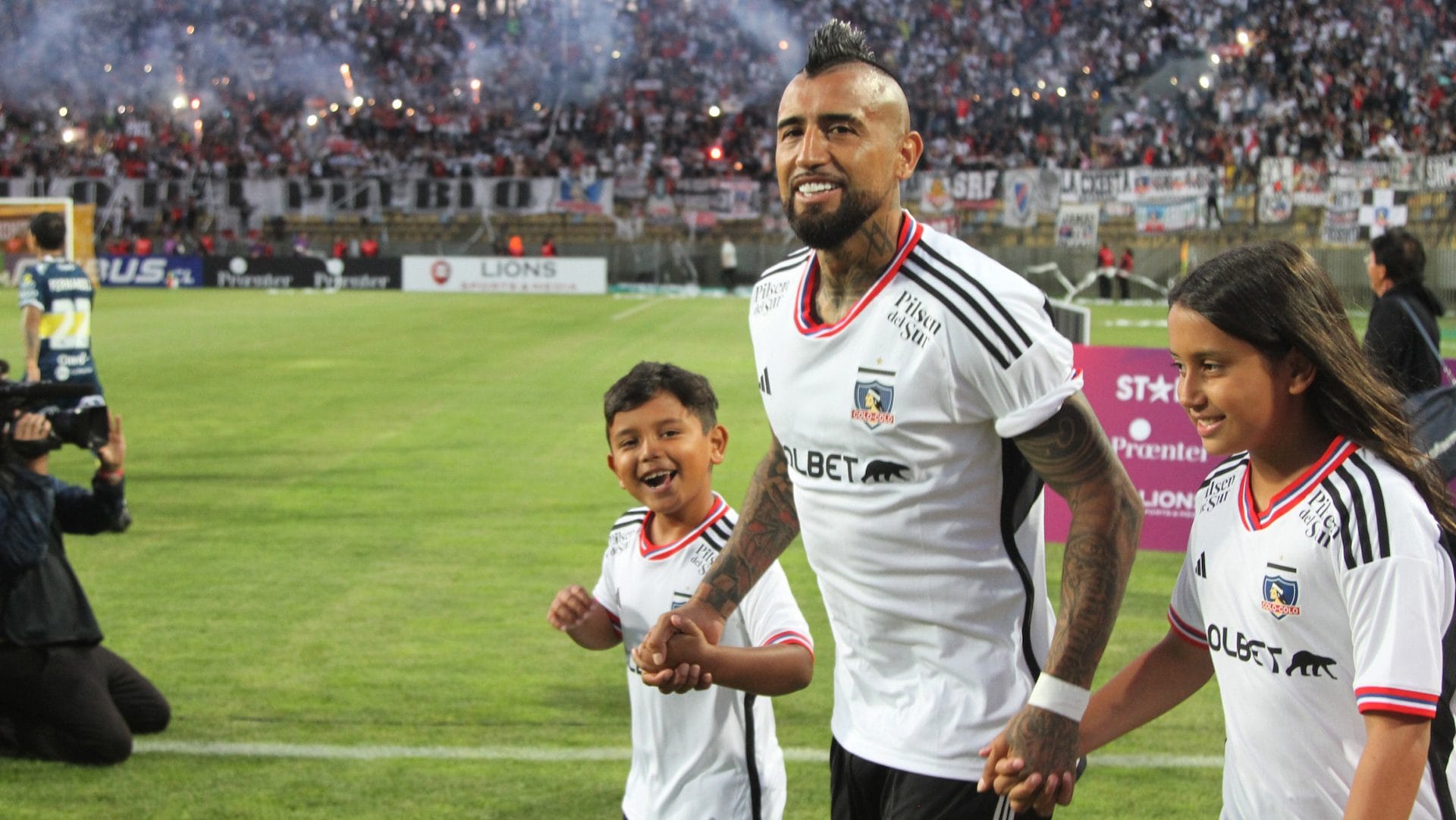 Arturo Vidal hizo su reestreno en Colo Colo con victoria y portó la jineta de capitán
