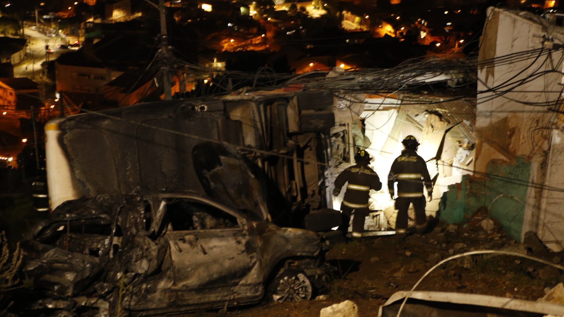 Bus se desbarrancó y generó incendio tras chocar contra vehículo en Valparaíso
