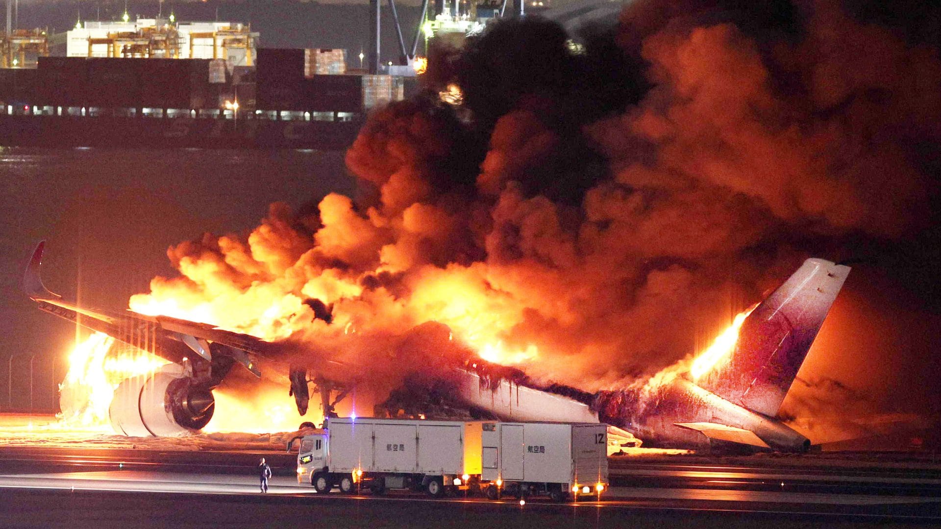 Confirman cinco fallecidos tras accidente de avión en Japón