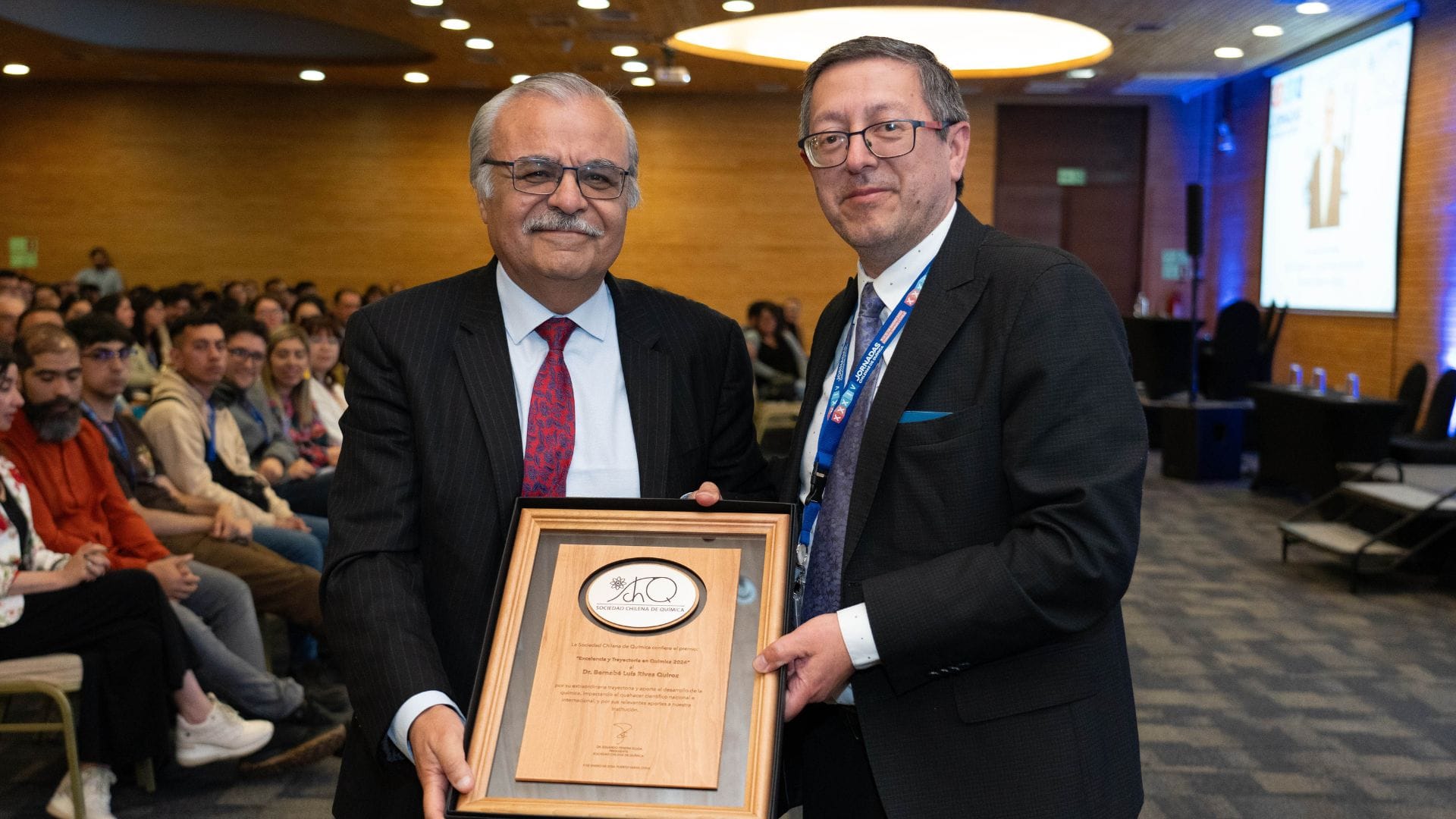 Reconocen con el Premio Excelencia y Trayectoria en Química 2024 al doctor Bernabé Luis Rivas