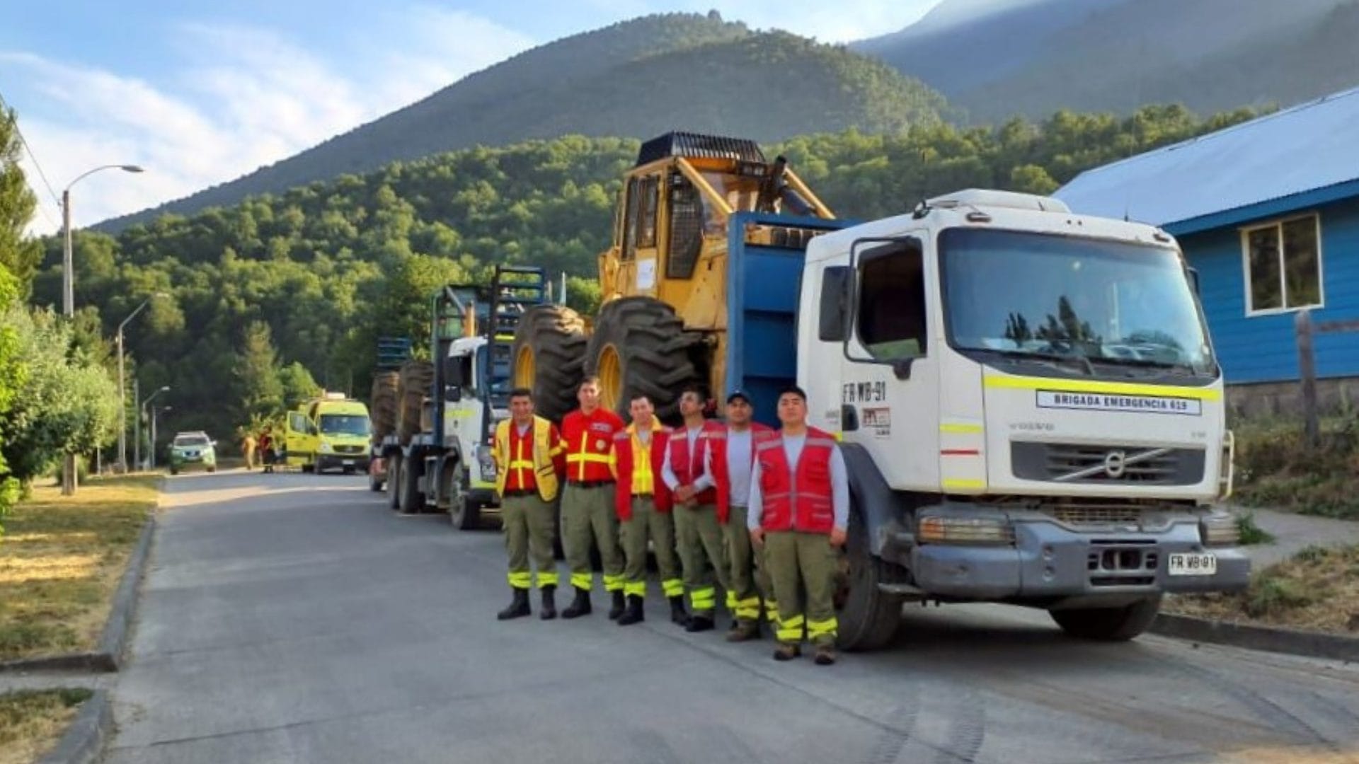 Brigadistas y aeronaves de CMPC combaten incendios en cuatro regiones del país