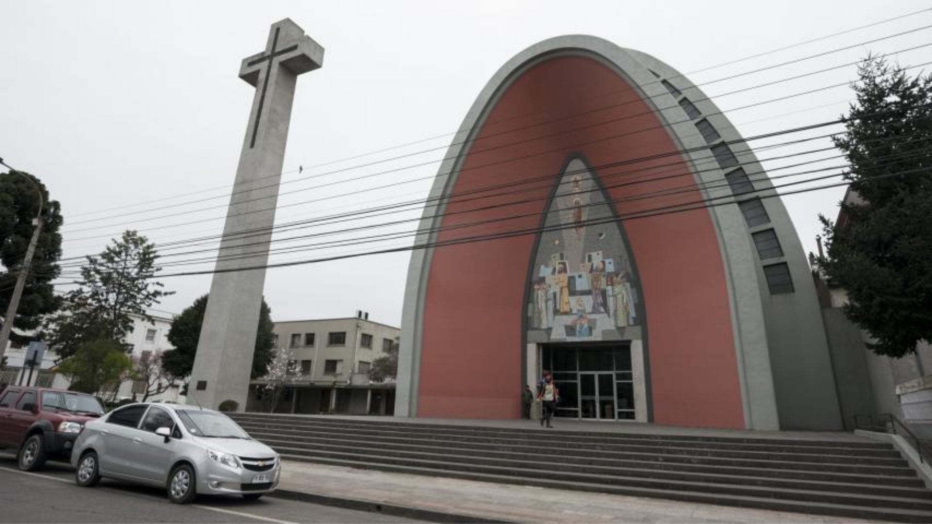 ¡Sacrilegio en Chillán!: Joven quebró las puertas de la catedral y sus manos ensangrentadas le delataron