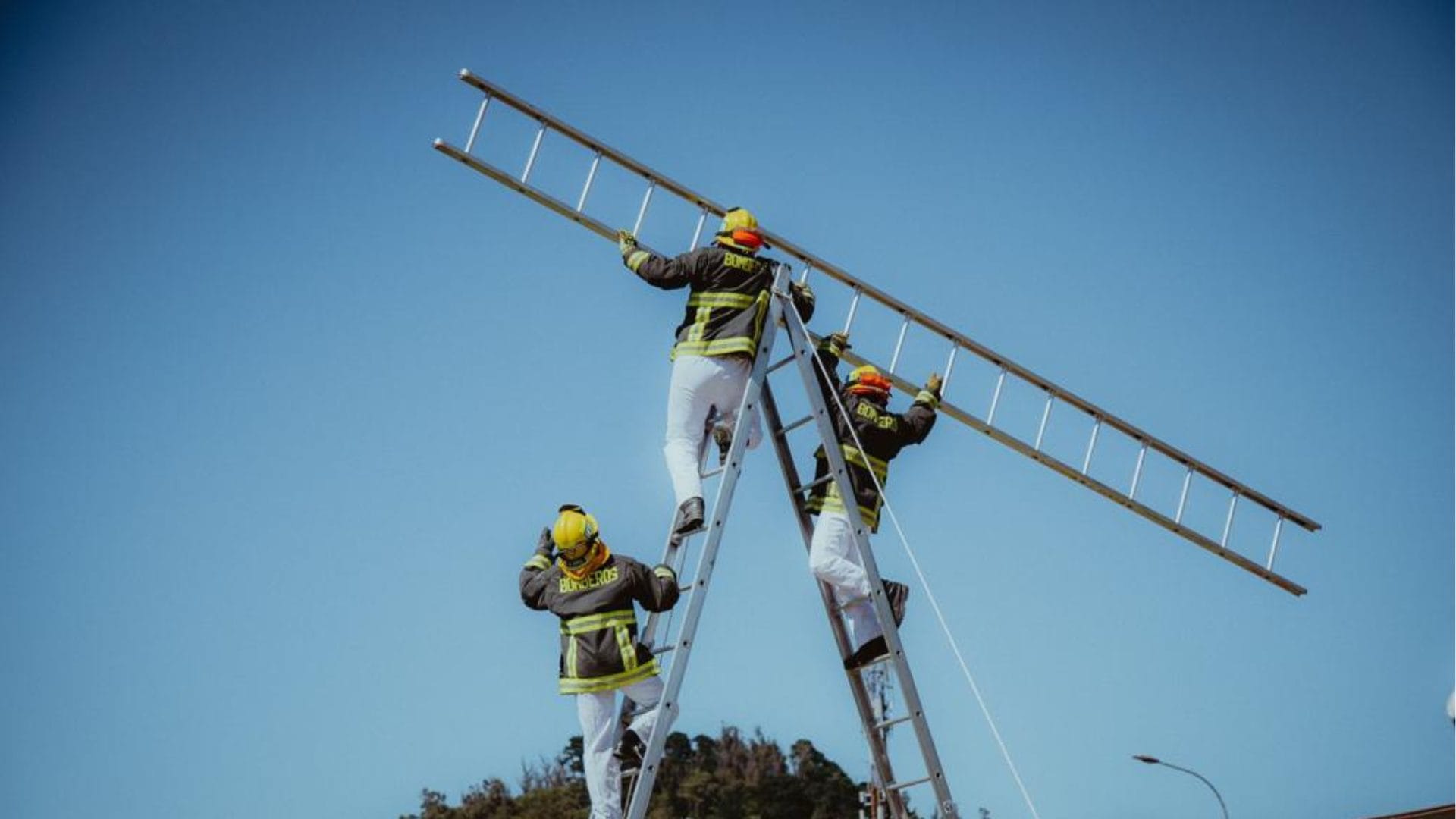 Bomberos de Concepción midieron sus destrezas en agua y escalera en llamativa competencia