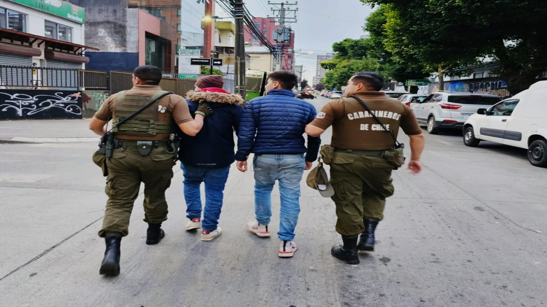 Jóvenes engreídos sobre auto de alta gama en Concepción exhibieron pistola a otro auto en movimiento: Los amenazados eran Carabineros