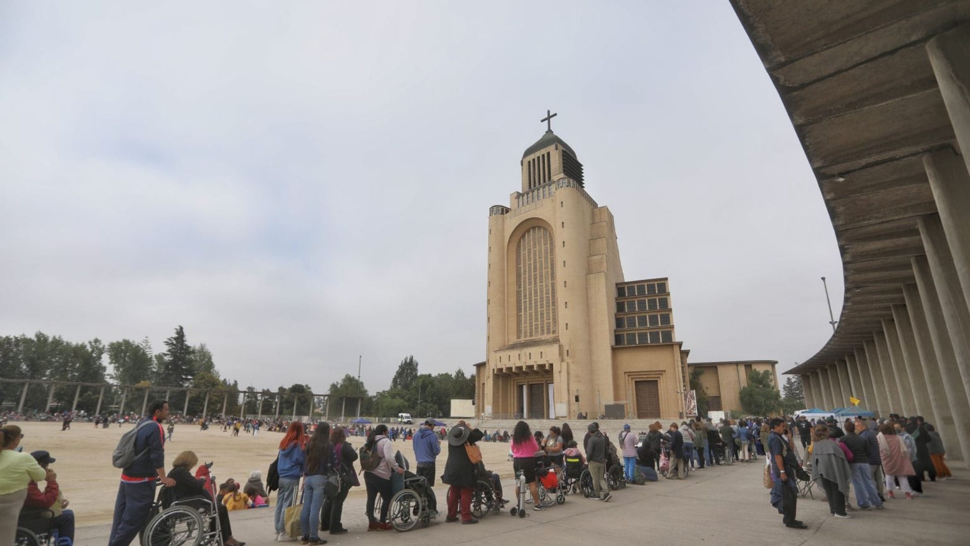 La primera jornada de la “Sanadora de Rosario” en Chile: Se registraron largas filas