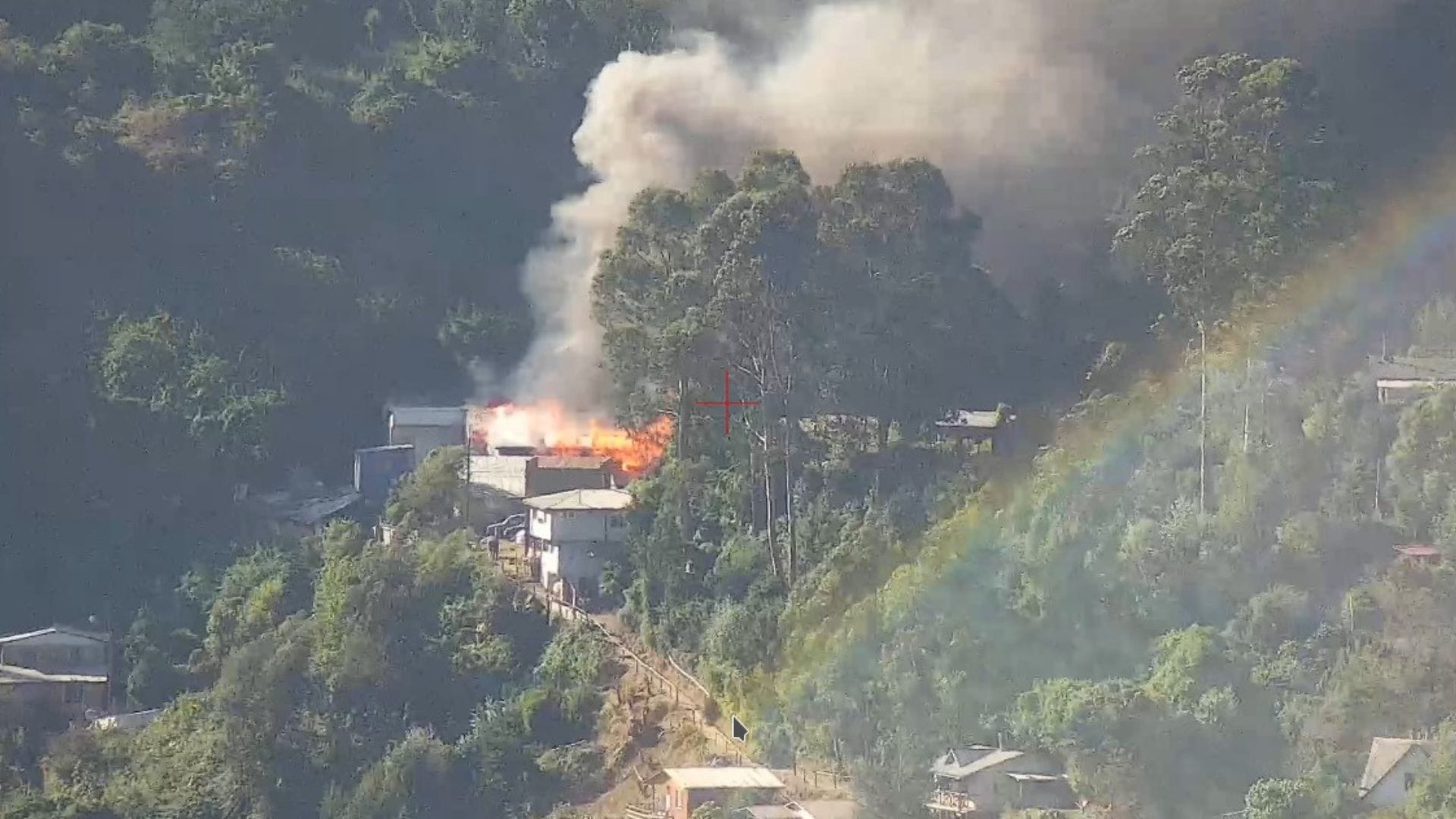 Voraz incendio en Tomé afecta al menos a cuatro viviendas: Hay peligro de propagación