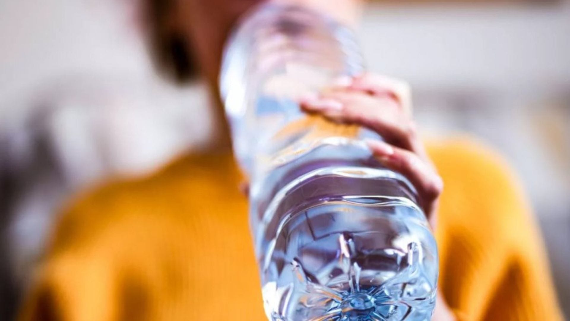 Revelan las 8 marcas de agua embotellada con mayor cantidad de microplásticos en Chile