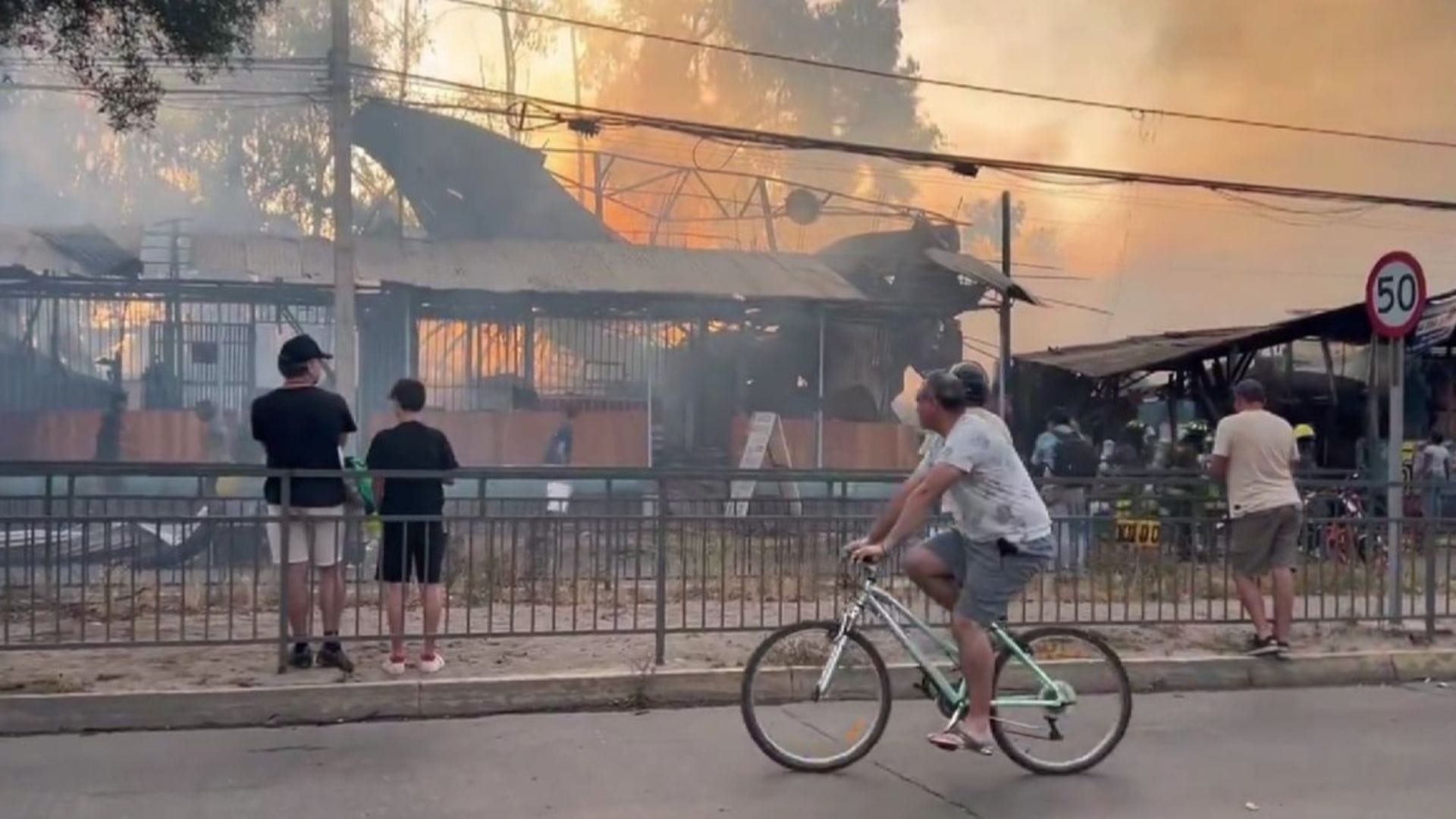 Municipio implementó albergue: Incendio en Puente Alto deja 80 personas damnificadas