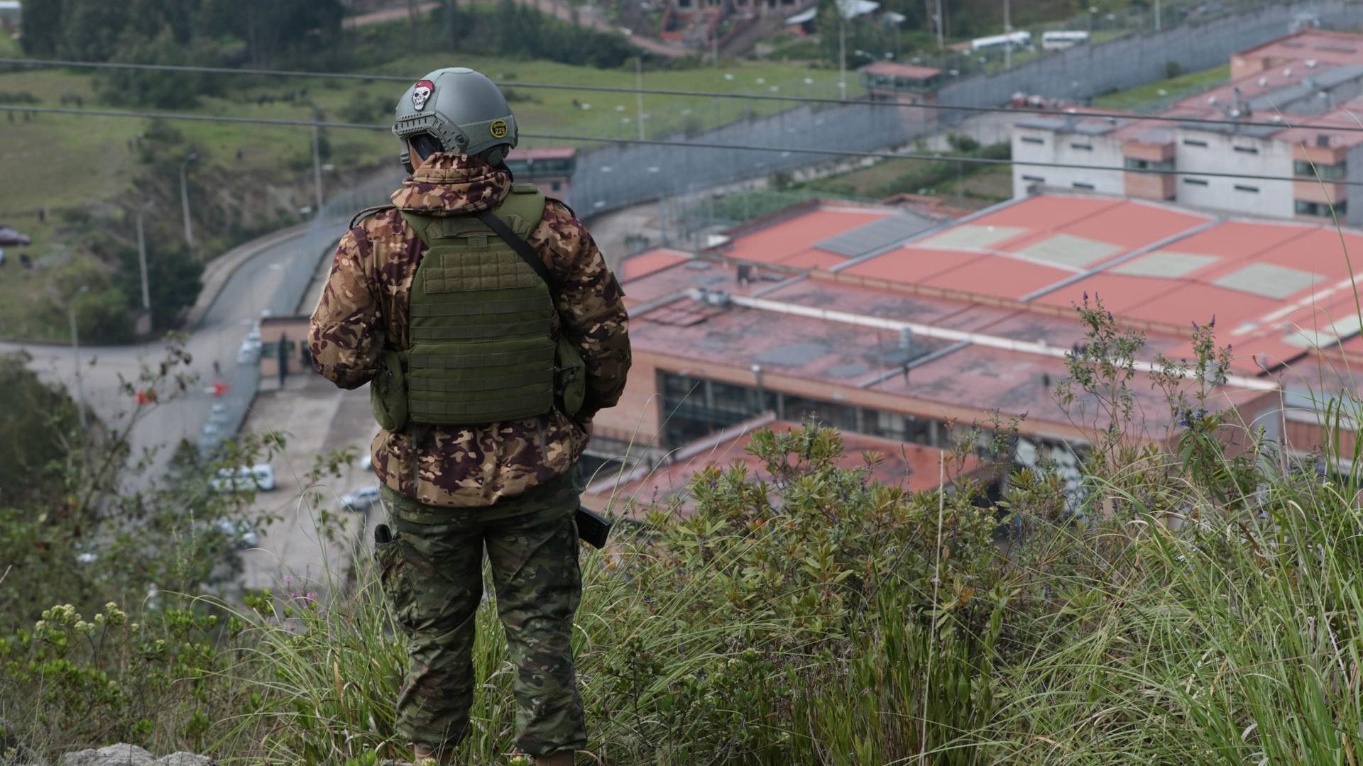 Militares y policía de Ecuador irrumpen en cárceles para retomar control durante estado de excepción