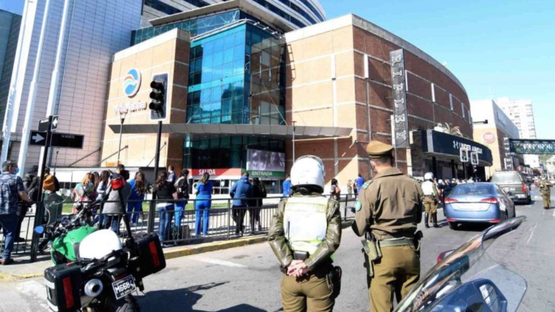 Emergencia en Johnny Rockets del Mall de Viña del Mar: 30 personas intoxicadas y 250 evacuadas