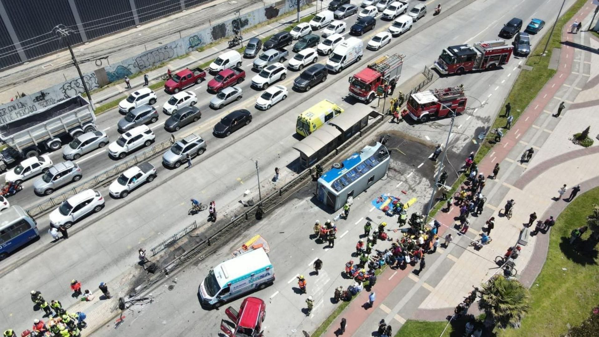 Bus de la locomoción colectiva termina volcado en Talcahuano