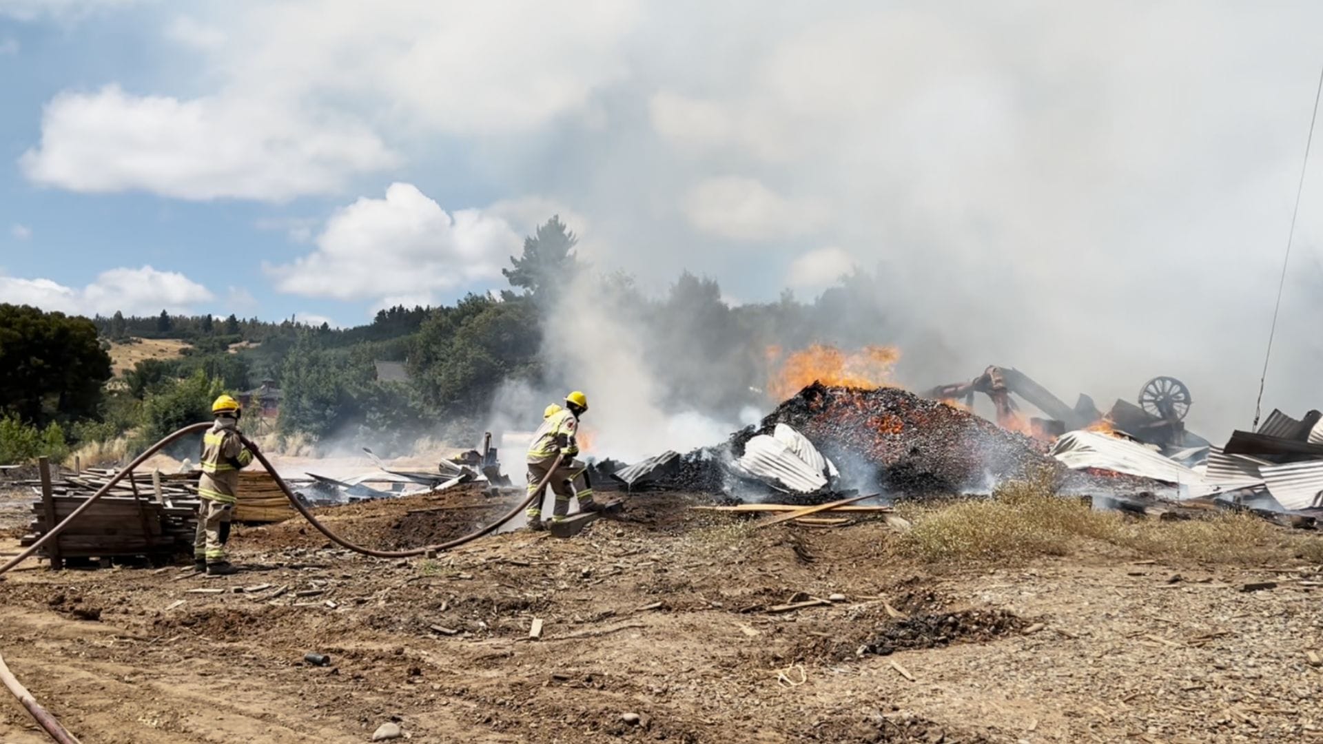 Voraz incendio consumió aserradero en Florida: Material combustible dificulta labores de mitigación