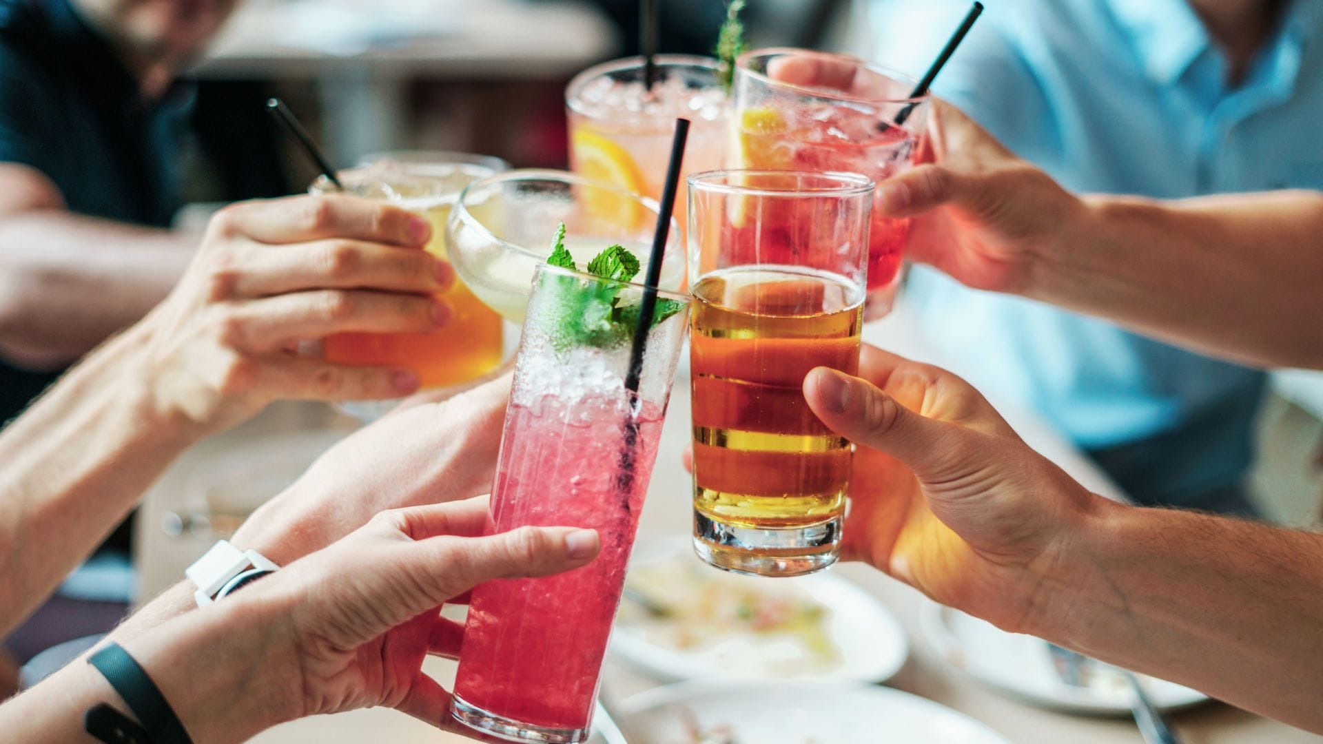 Aumento en las tasas de cáncer de intestino en los adultos debido a la obesidad y alcohol
