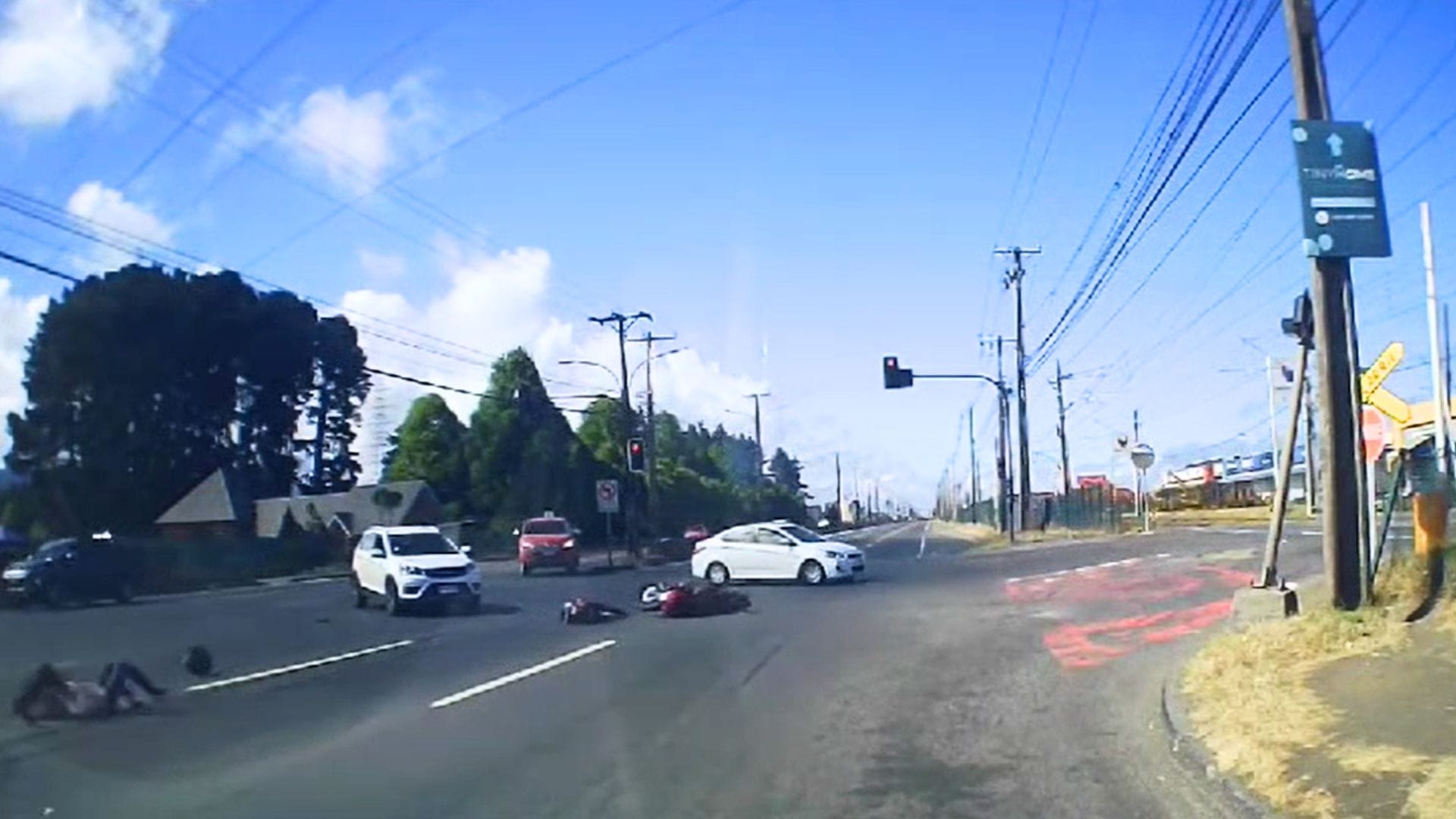 El registro del brutal accidente entre motociclista y vehículo que viró en doble fila en San Pedro de la Paz