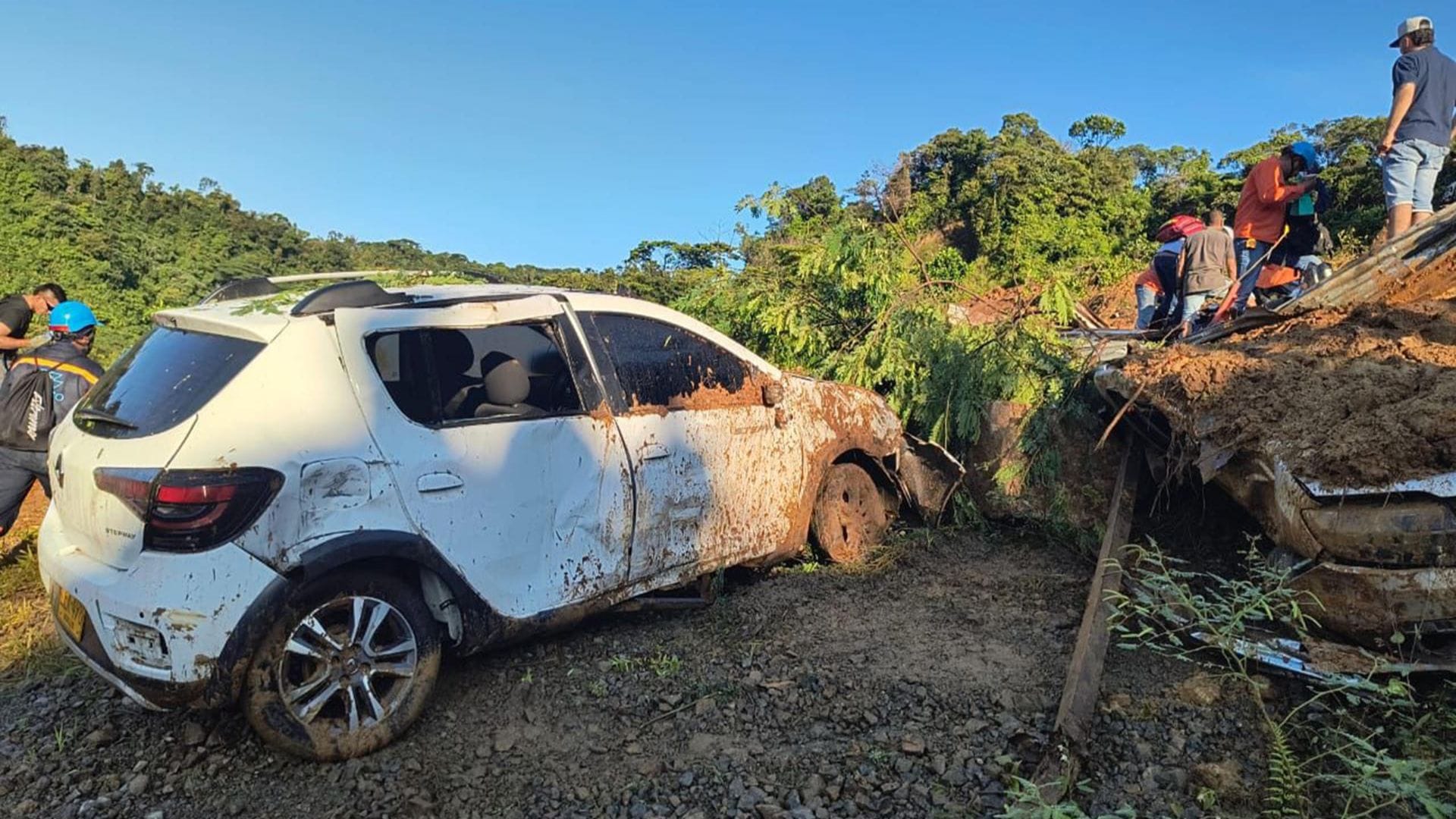 Mayoría serían niños: Confirman al menos 33 fallecidos tras enorme derrumbe en carretera de Colombia