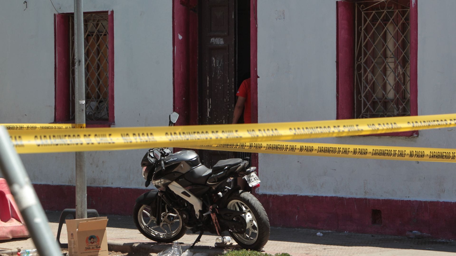 Dispararon desde la calle: Hombre de 54 años murió tras ataque a balazos contra su casa en Santiago