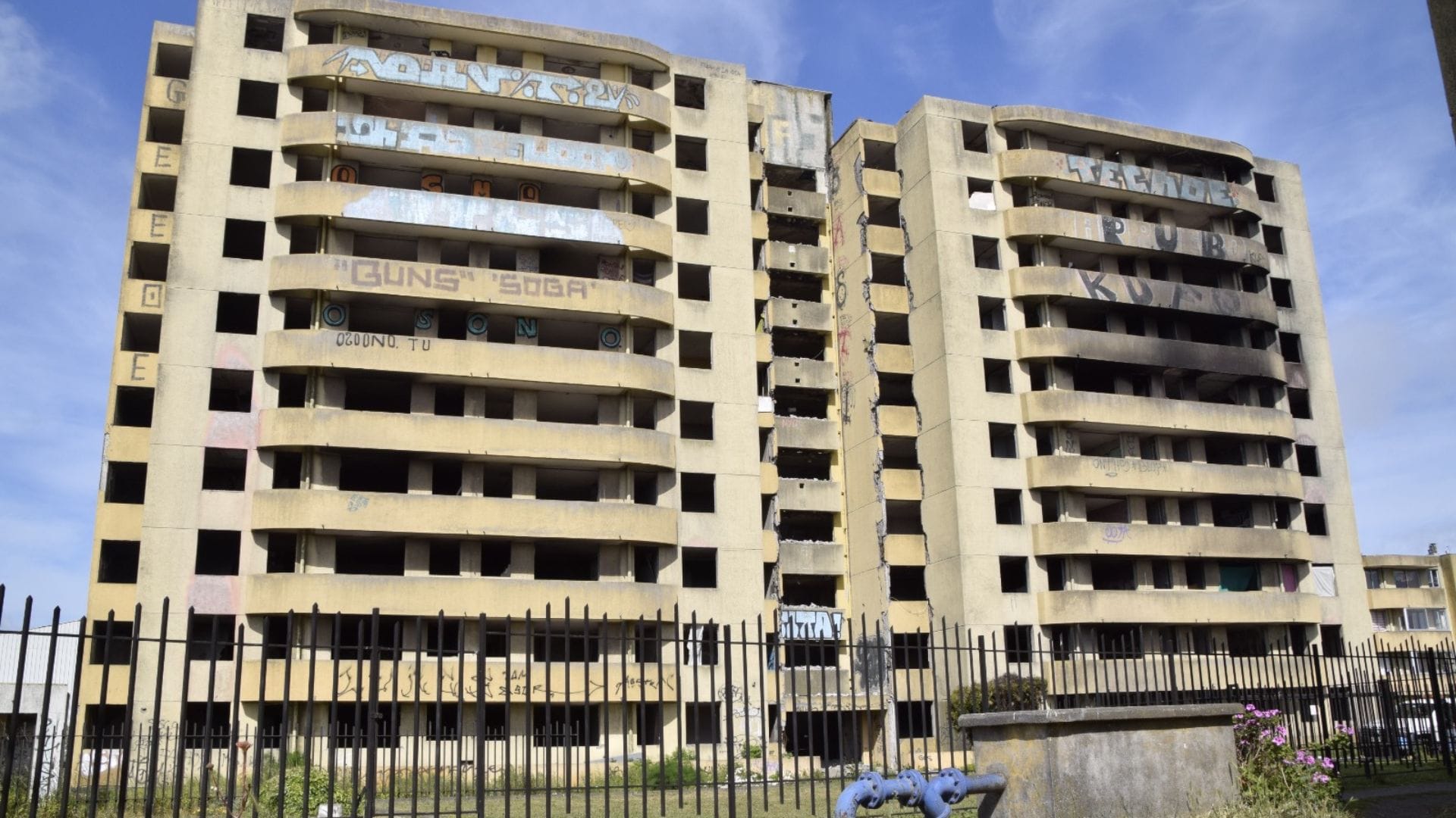 Hualpén aprueba fondos para demoler la torre Puerto de Palos, “edificio terremoteado” tras el 27F