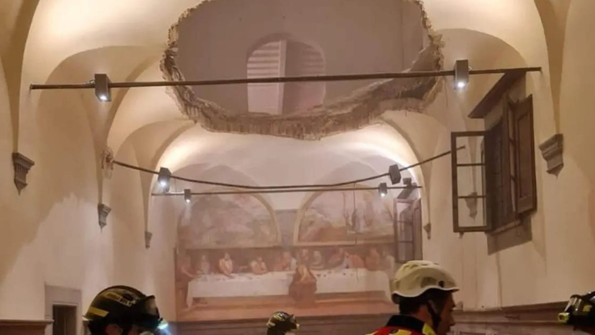 Más de 30 heridos, incluidos los novios, tras un derrumbe en plena fiesta de matrimonio en Italia
