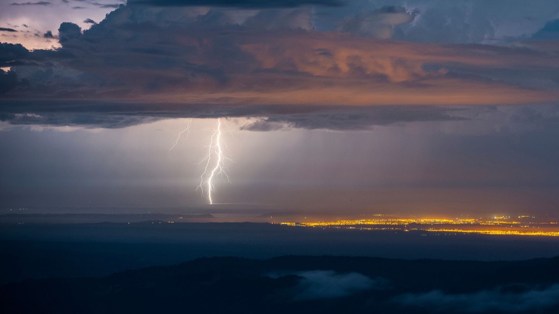 Emiten aviso meteorológico por tormenta eléctrica en el Biobío: cuándo y en qué sectores