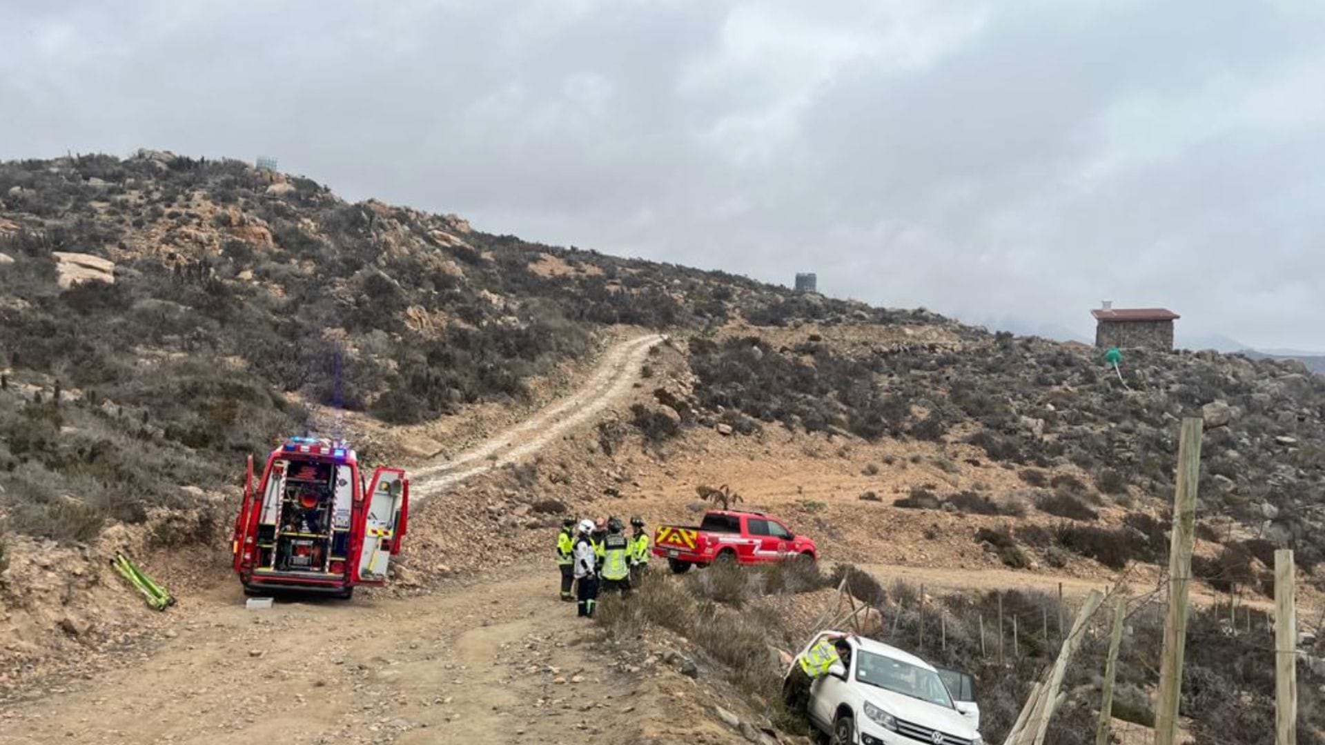 Mujer fallece al salir eyectada en grave volcamiento de vehículo en un camino interior de La Serena